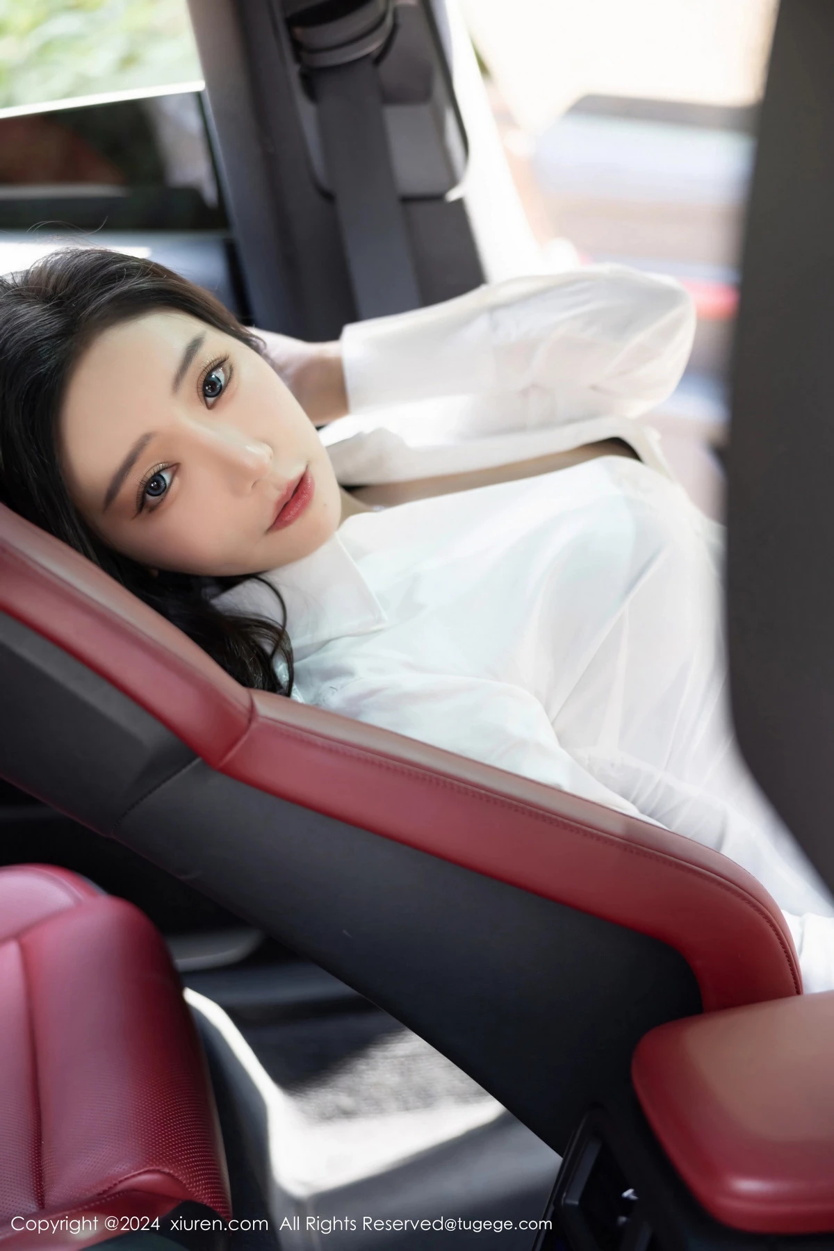 女神王馨瑶yanni性感白衬衫配黑短裙露超薄黑丝秀美腿诱惑写真80P-第1章-图片3