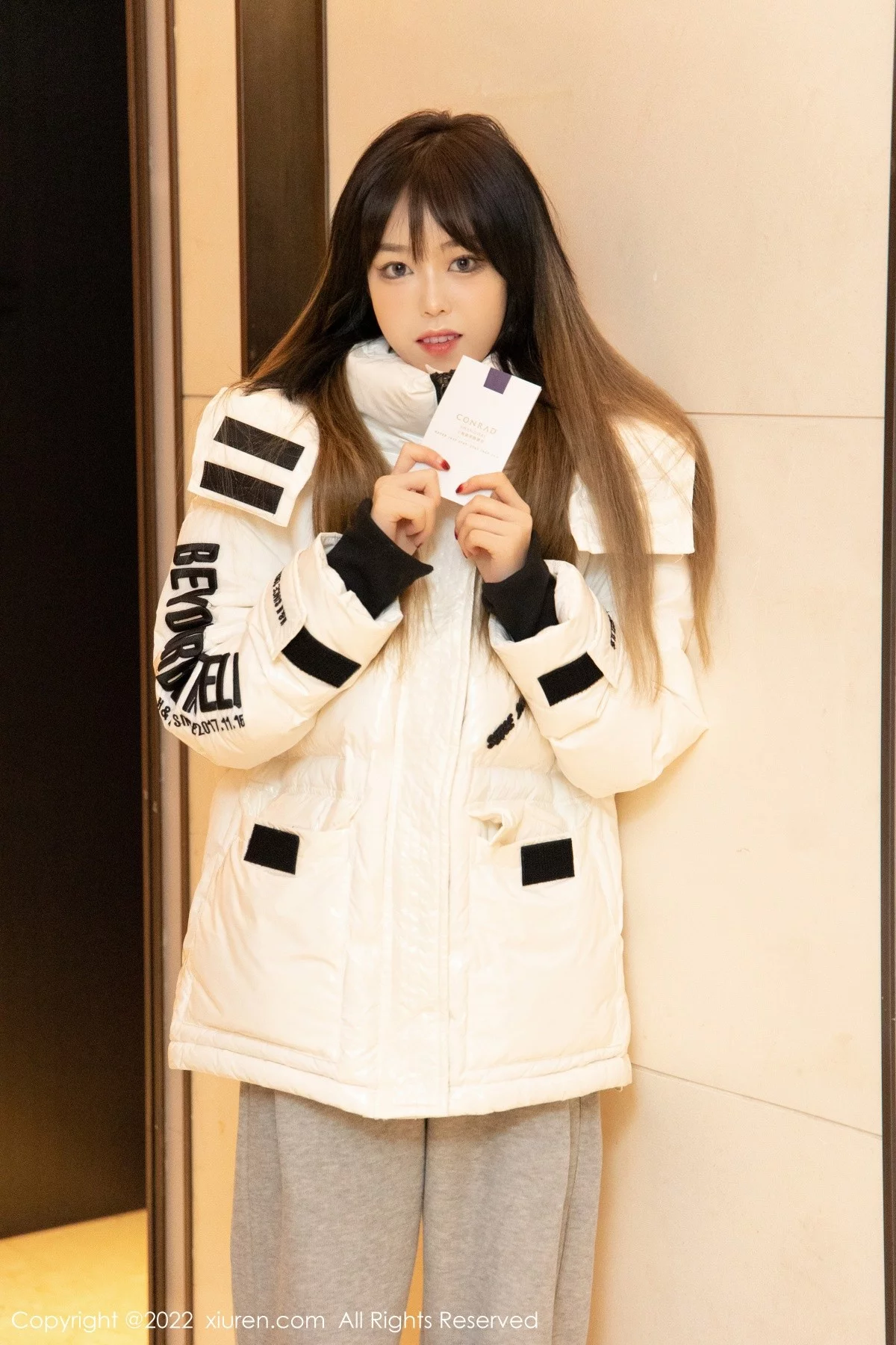 模特奶瓶私房床上脱白色外套淡灰色裤子秀白嫩翘臀撩人诱惑写真78P-第1章-图片2