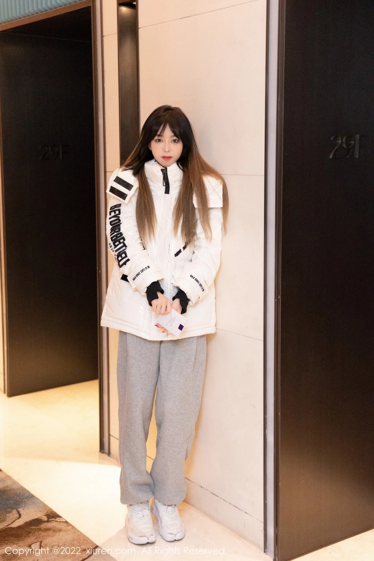 模特奶瓶私房床上脱白色外套淡灰色裤子秀白嫩翘臀撩人诱惑写真78P-第1章-图片3