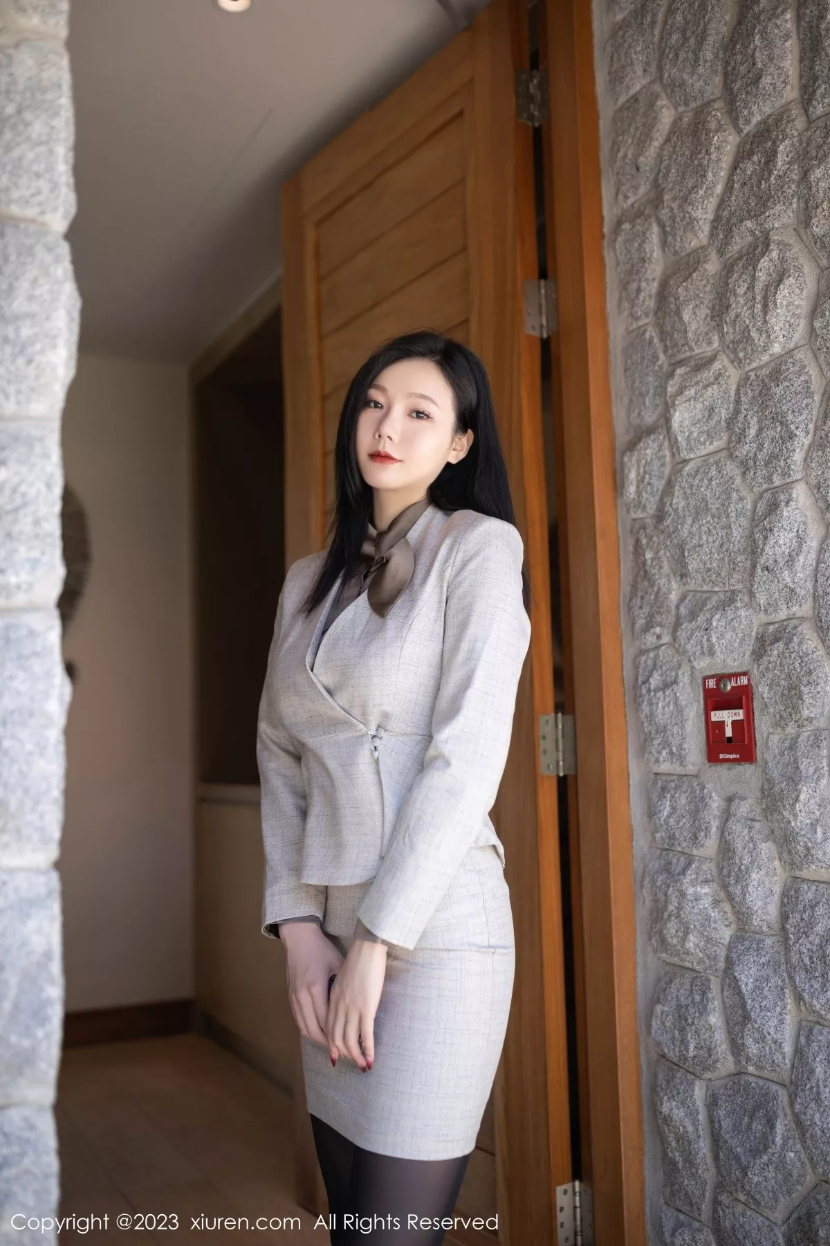 模特安然anran灰色职业Ol装露红色蕾丝内衣秀曼妙身姿诱惑写真79P-第1章-图片1