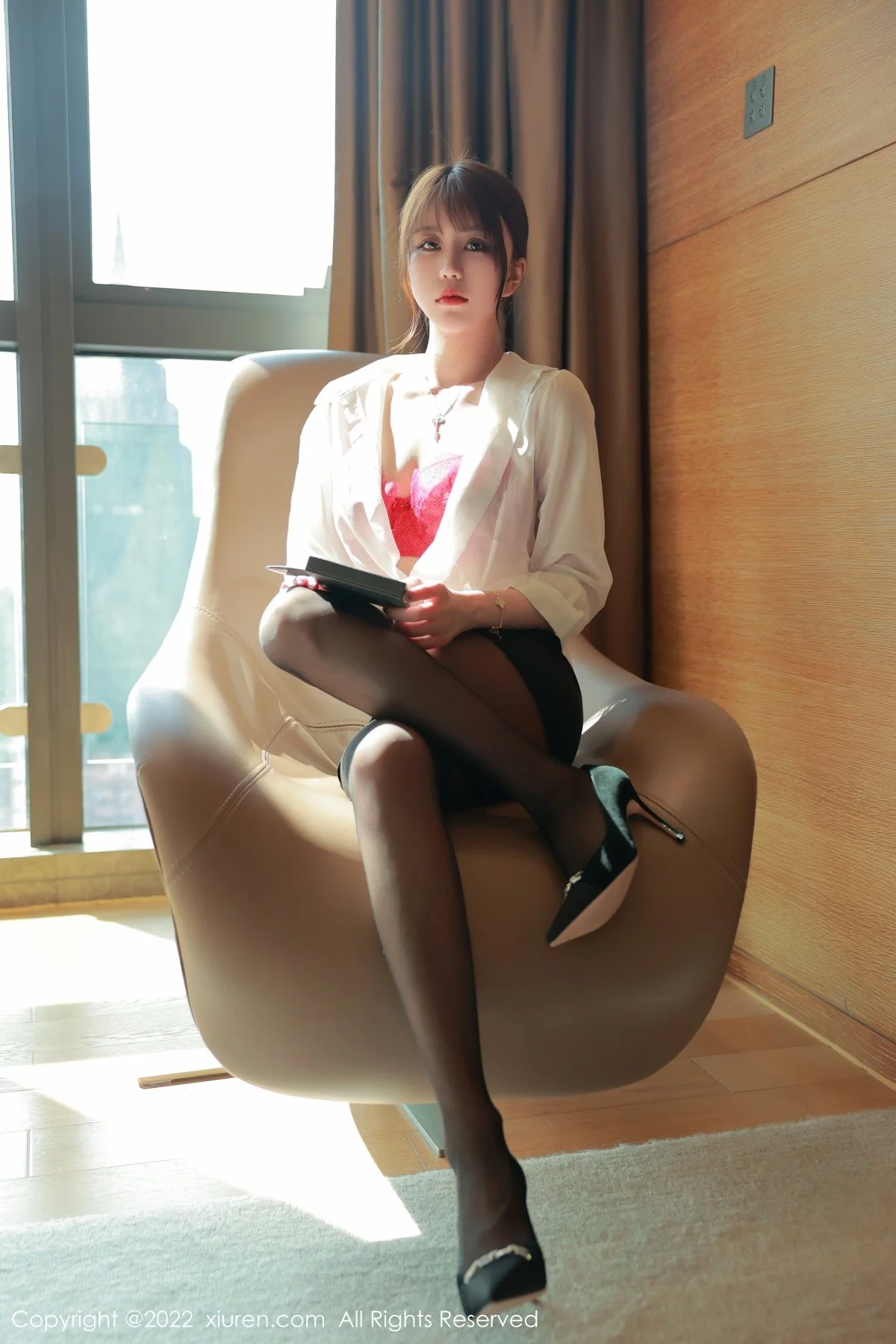 模特tina_甜仔香格里拉旅拍性感白T配黑短裙露蕾丝内衣诱惑写真52P-第1章-图片1