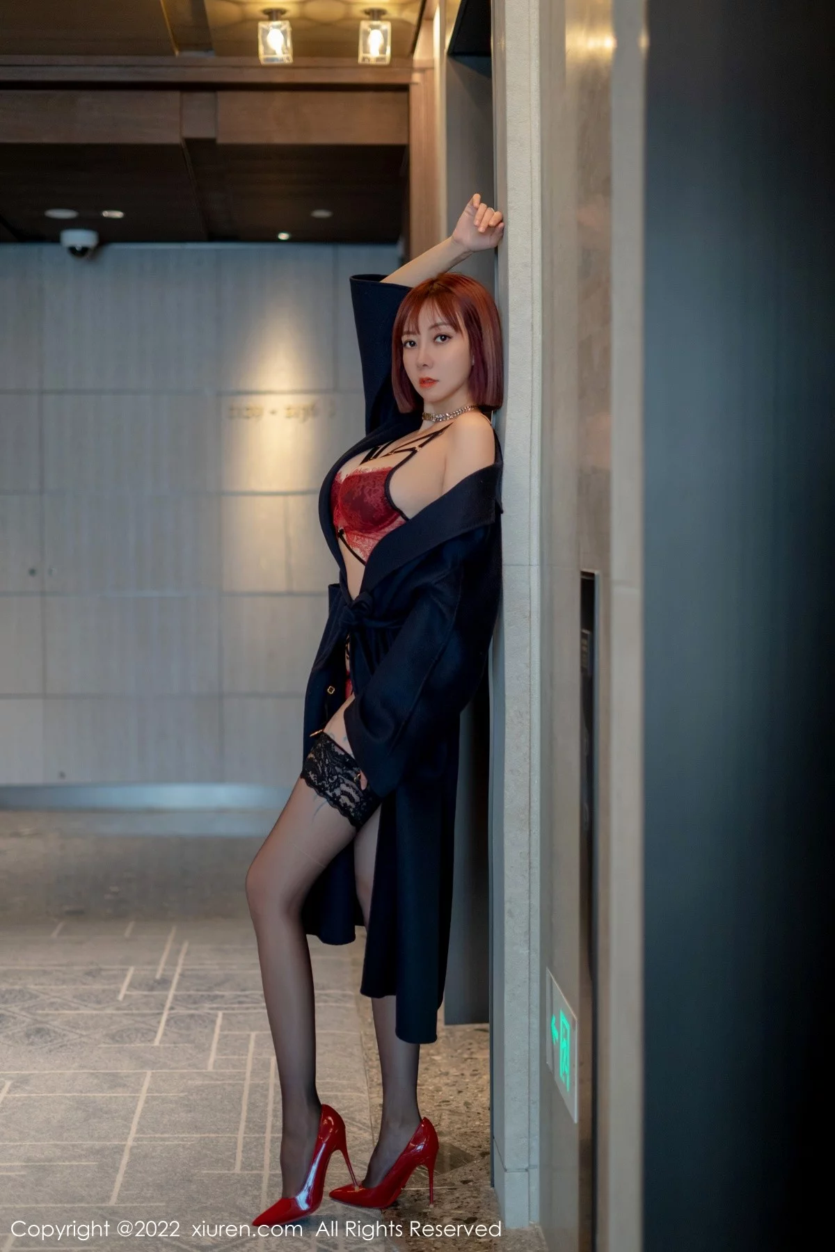 御姐果儿Victoria西双版纳旅拍半脱露蕾丝内衣黑丝吊袜诱惑写真53P-第1章-图片1