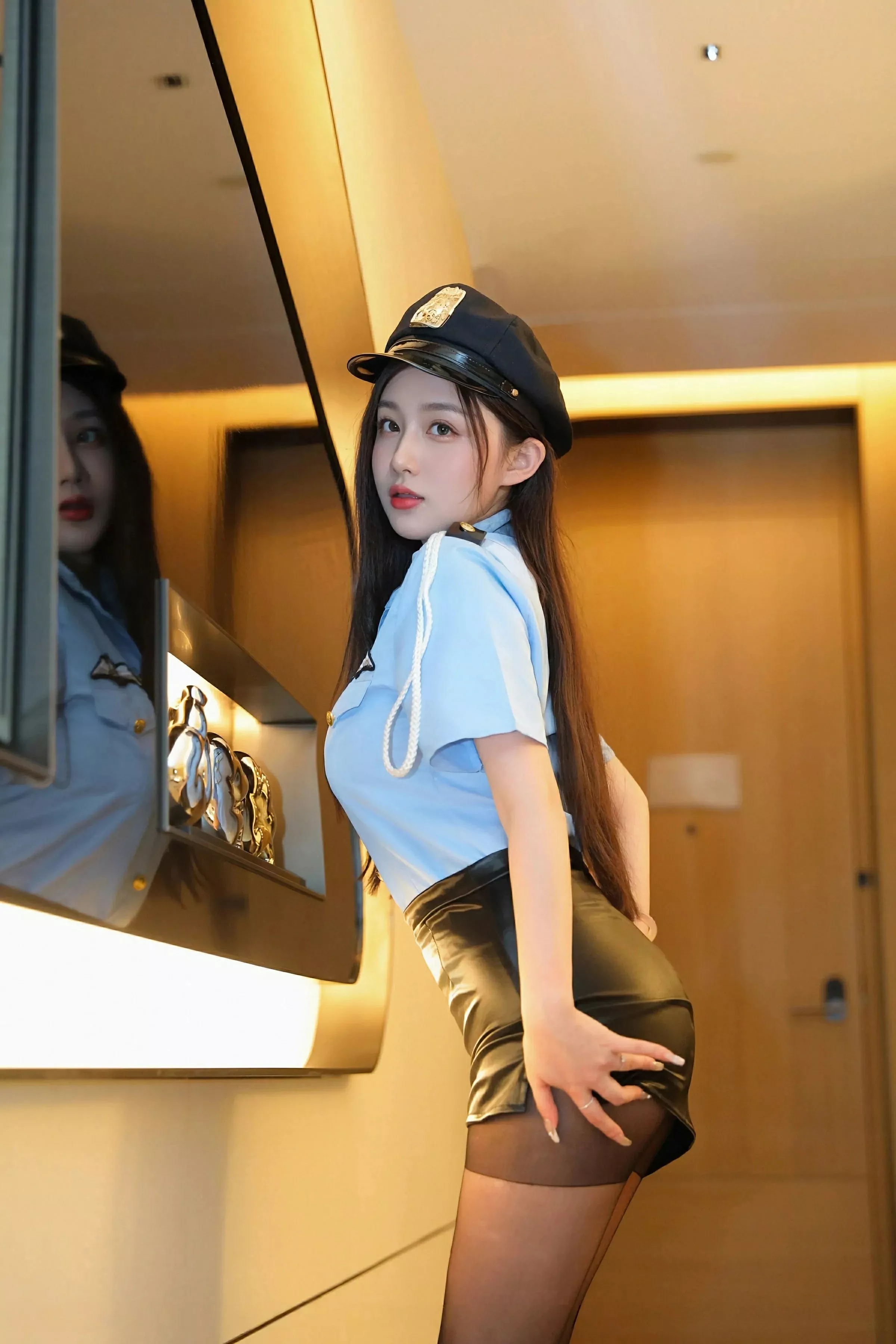 模特奶油猫呀性感蓝色制服配超薄黑丝秀丰腴身材迷人诱惑写真76P-第1章-图片3