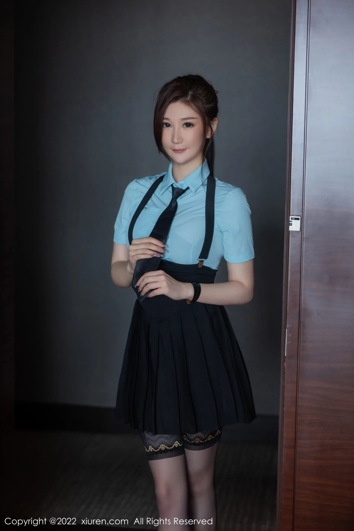 模特顾乔楠Cora淡蓝T恤配黑色短裙露黑色蕾丝情趣内衣诱惑写真87P-第1章-图片1