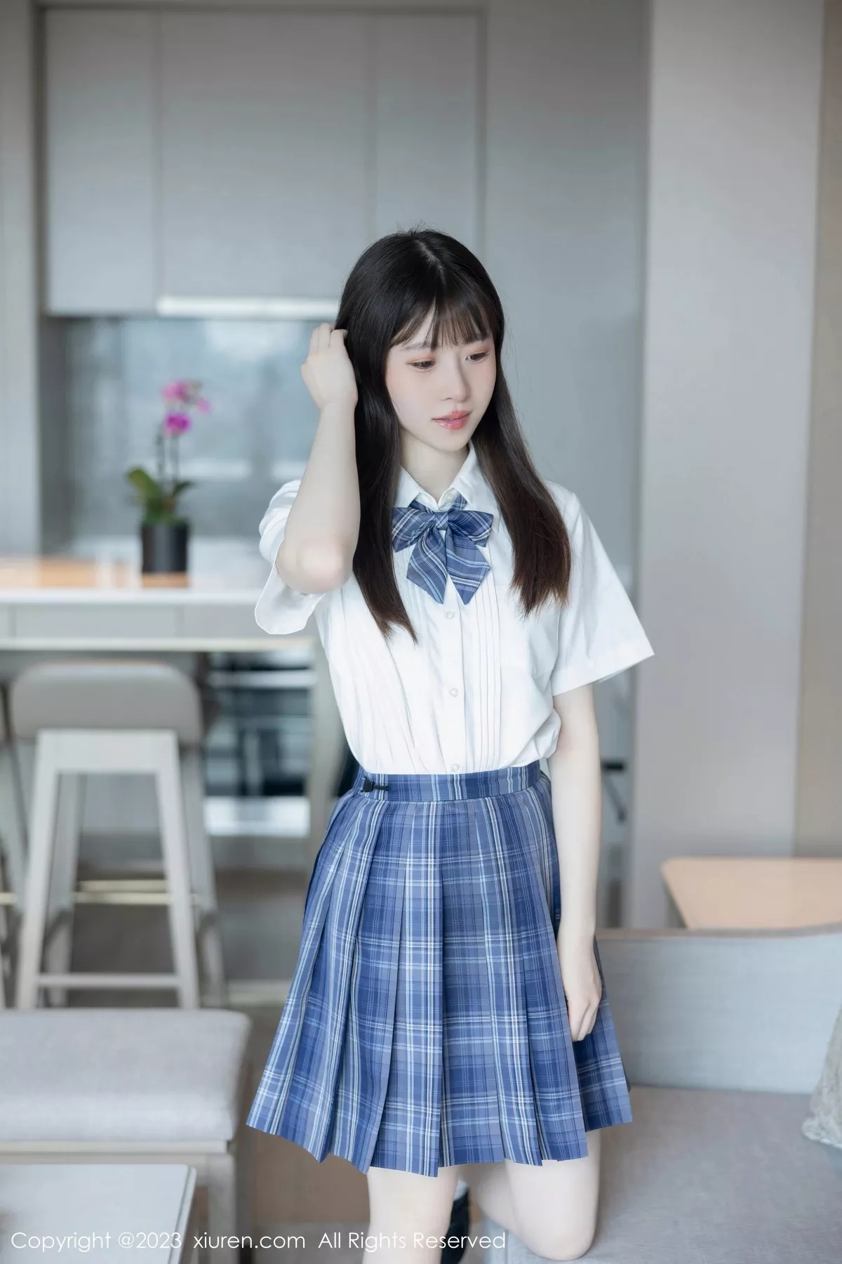 模特林悠悠白色上衣配格子短裙露浅色内衣秀曼妙身姿诱惑写真103P-第1章-图片1