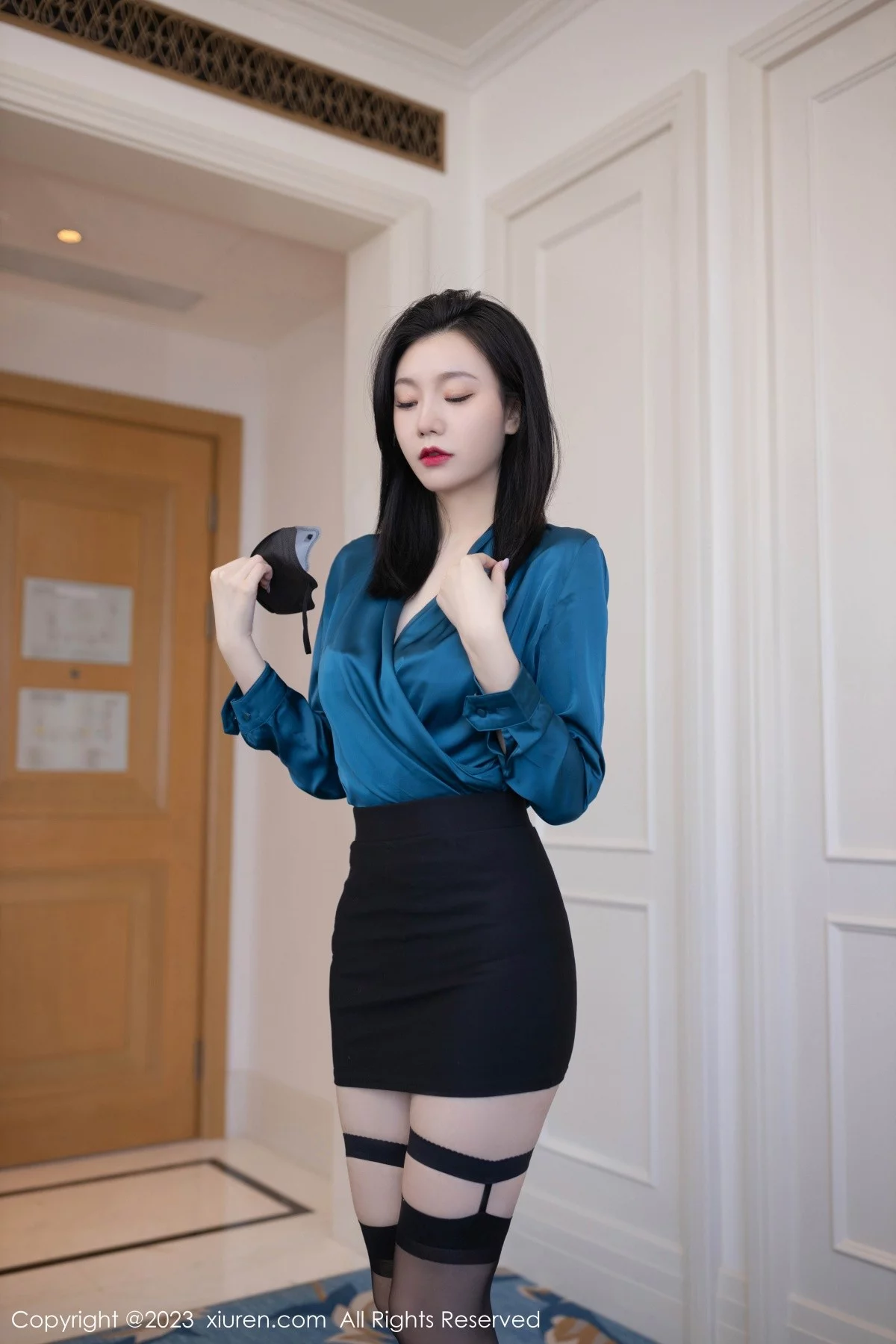 模特安然anran蓝色上衣配黑短裙露紫色内衣秀曼妙身姿诱惑写真80P-第1章-图片3