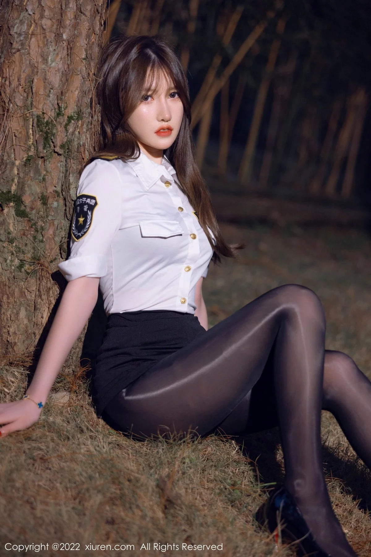 模特美桃酱户外夜晚树林+私房床上性感女兵制服配黑丝诱惑写真56P-第1章-图片2