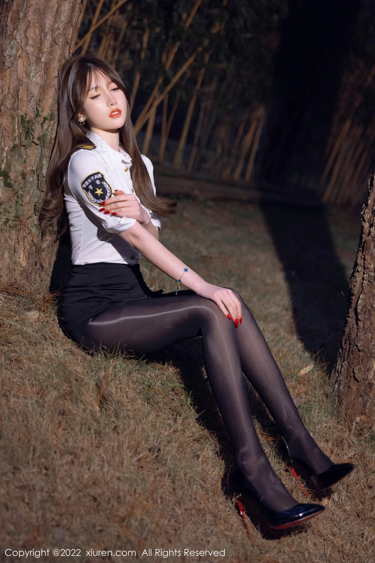 模特美桃酱户外夜晚树林+私房床上性感女兵制服配黑丝诱惑写真56P-第1章-图片3