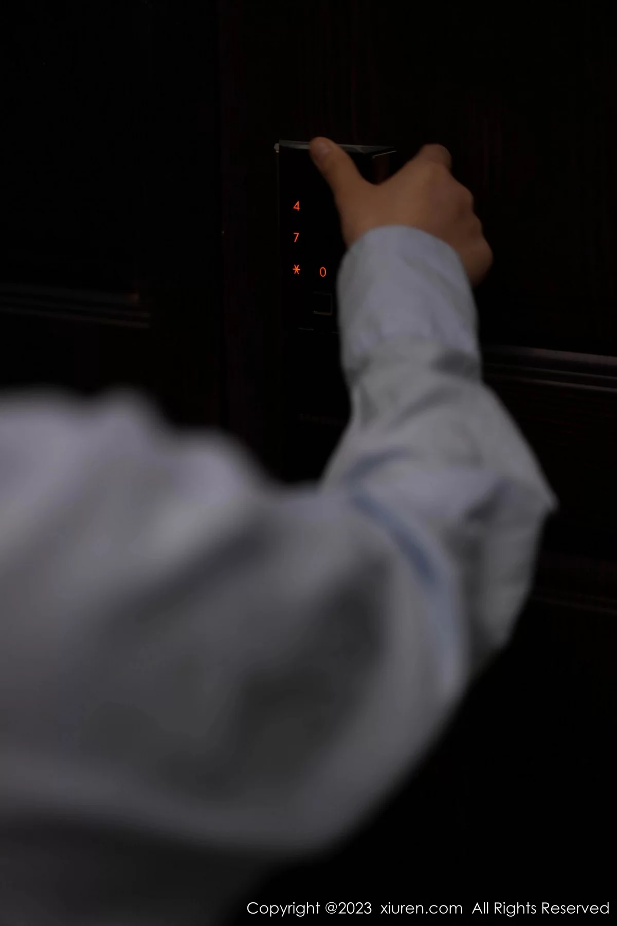 模特laura阿姣性感灰色连衣短裙配超薄灰丝秀曼妙身姿诱惑写真77P-第1章-图片3