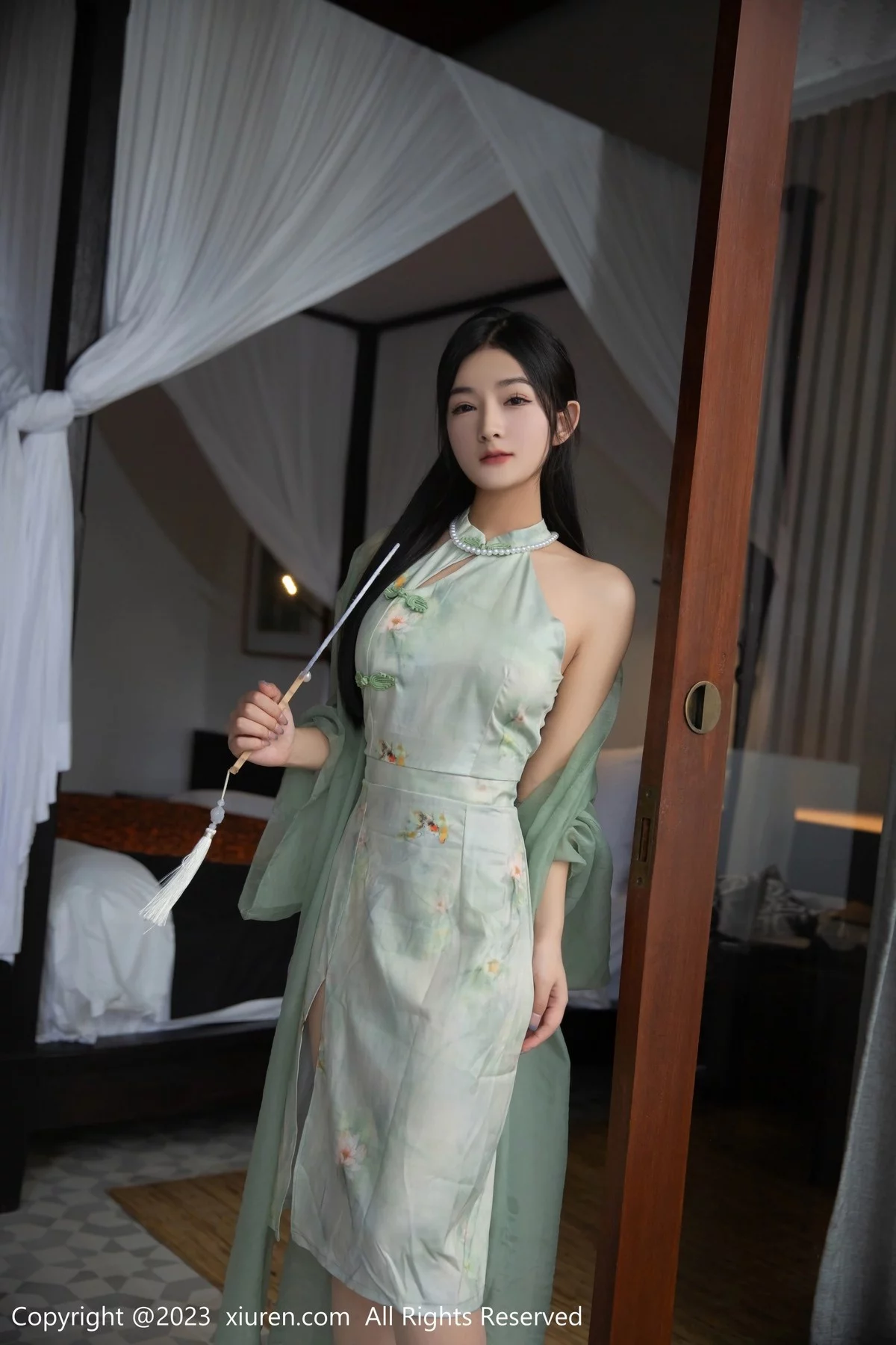 模特谭小灵水中场景墨绿古装薄纱服饰配薄透肉丝惹火诱惑写真80P-第1章-图片1