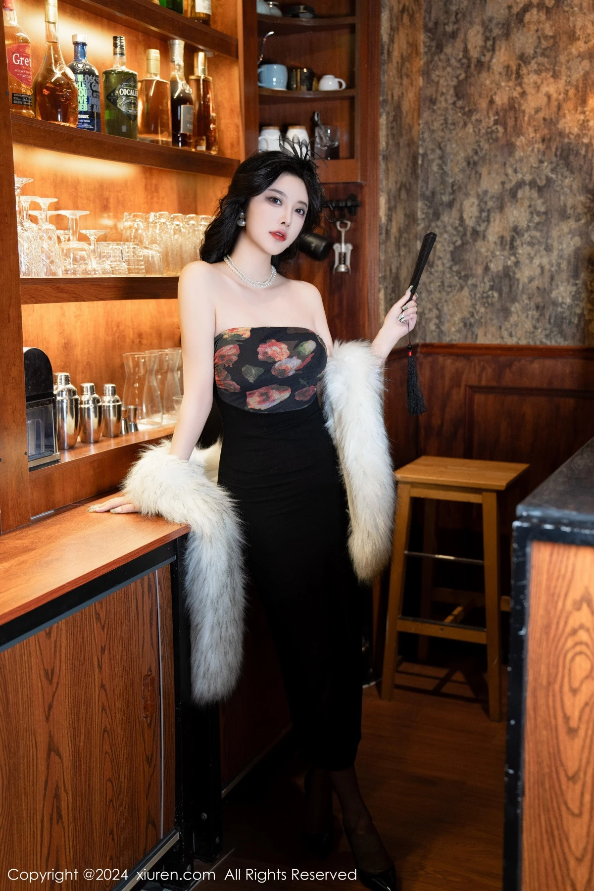 女神杨晨晨Yome性感深色露肩连衣短裙配黑丝吊袜完美诱惑写真90P-第1章-图片1