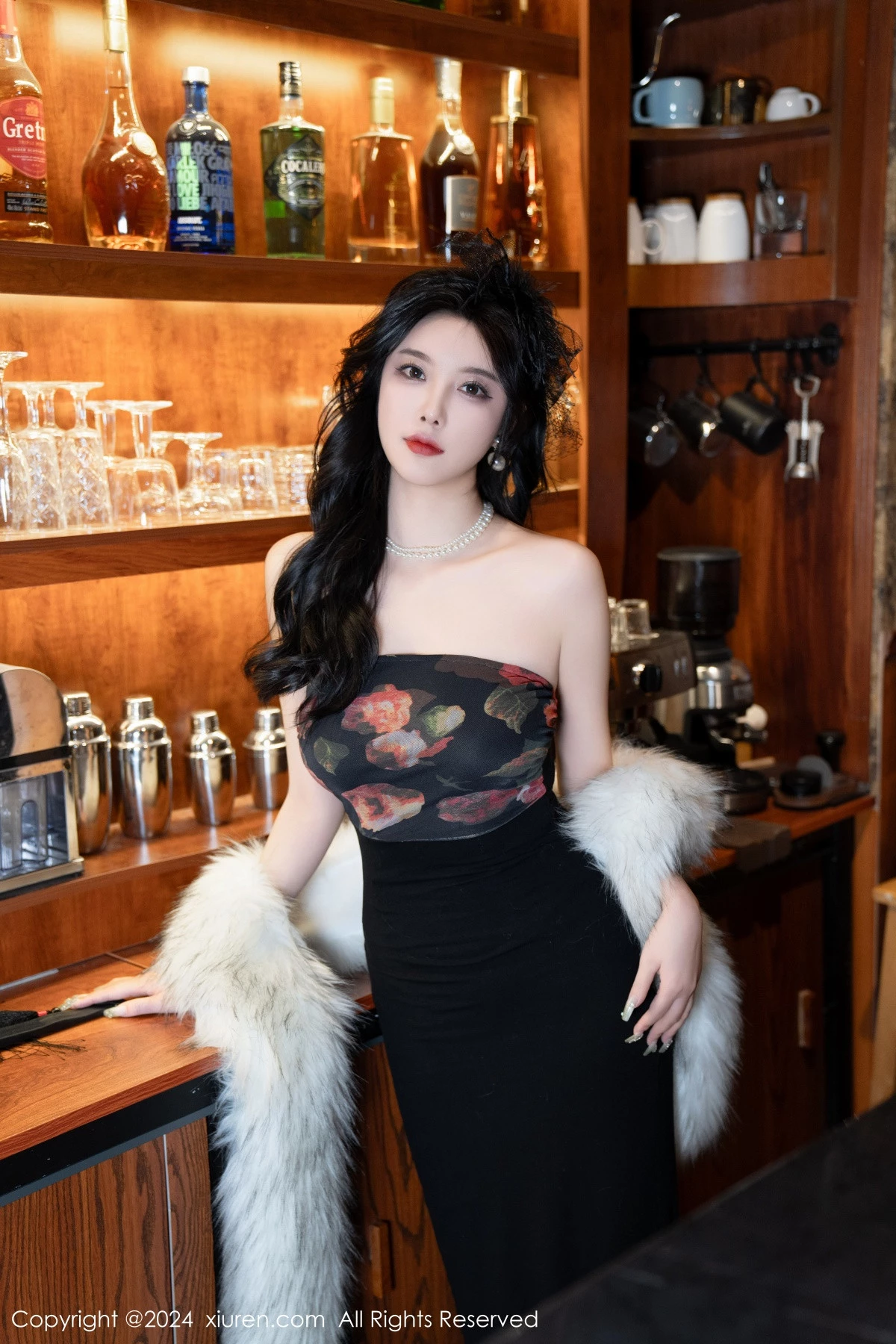 女神杨晨晨Yome性感深色露肩连衣短裙配黑丝吊袜完美诱惑写真90P-第1章-图片3