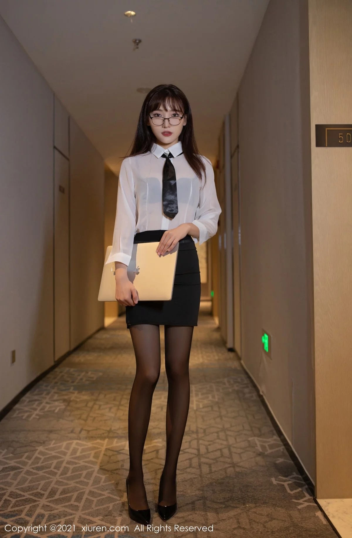 模特陆萱萱出差剧情主题酒店床上性感内衣配无内黑丝诱惑写真83P-第1章-图片1