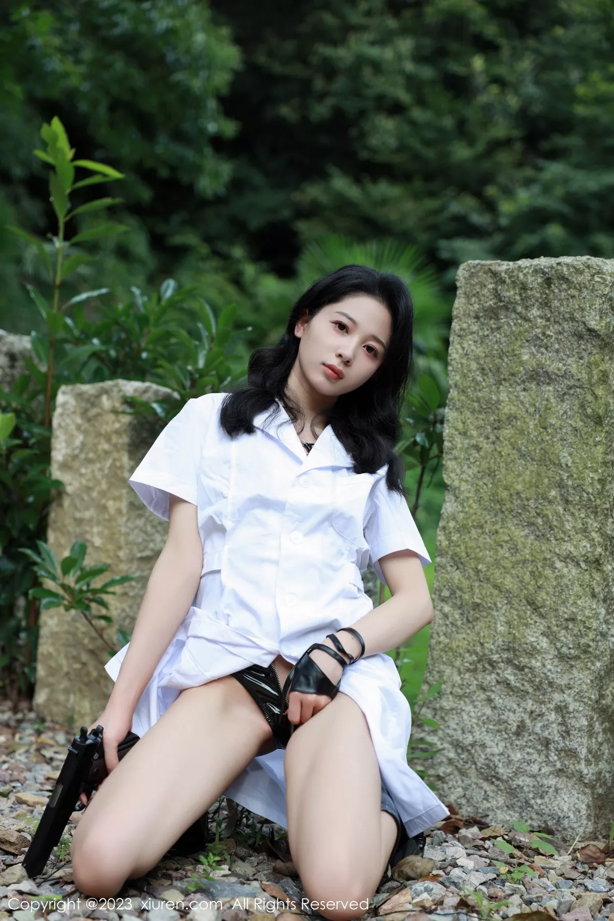 模特糖豆sisi户外脱白色外衣露黑色皮质情趣战衣惹火诱惑写真54P-第1章-图片2