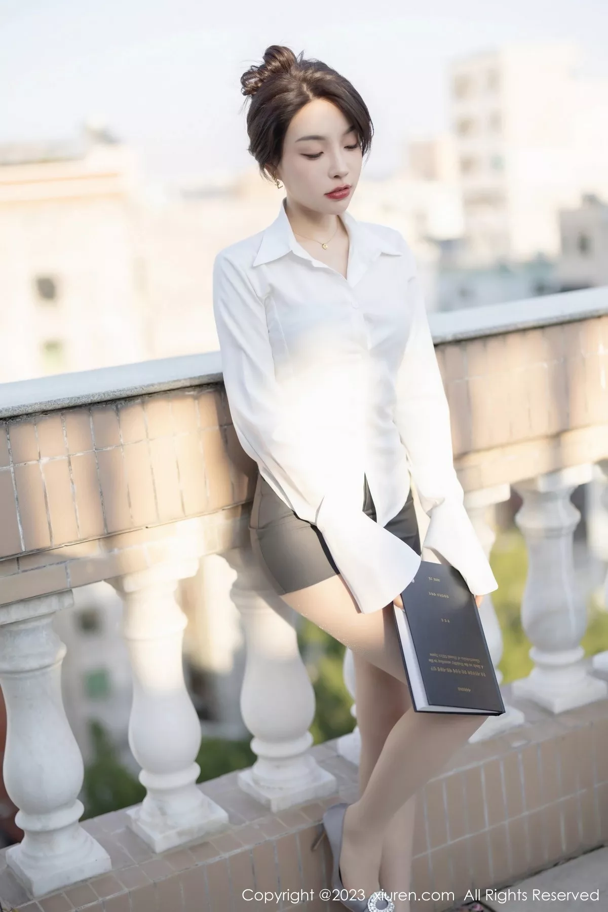 女神徐莉芝Booty白上衣配灰短裙露浅色内衣秀曼妙身姿诱惑写真84P-第1章-图片1