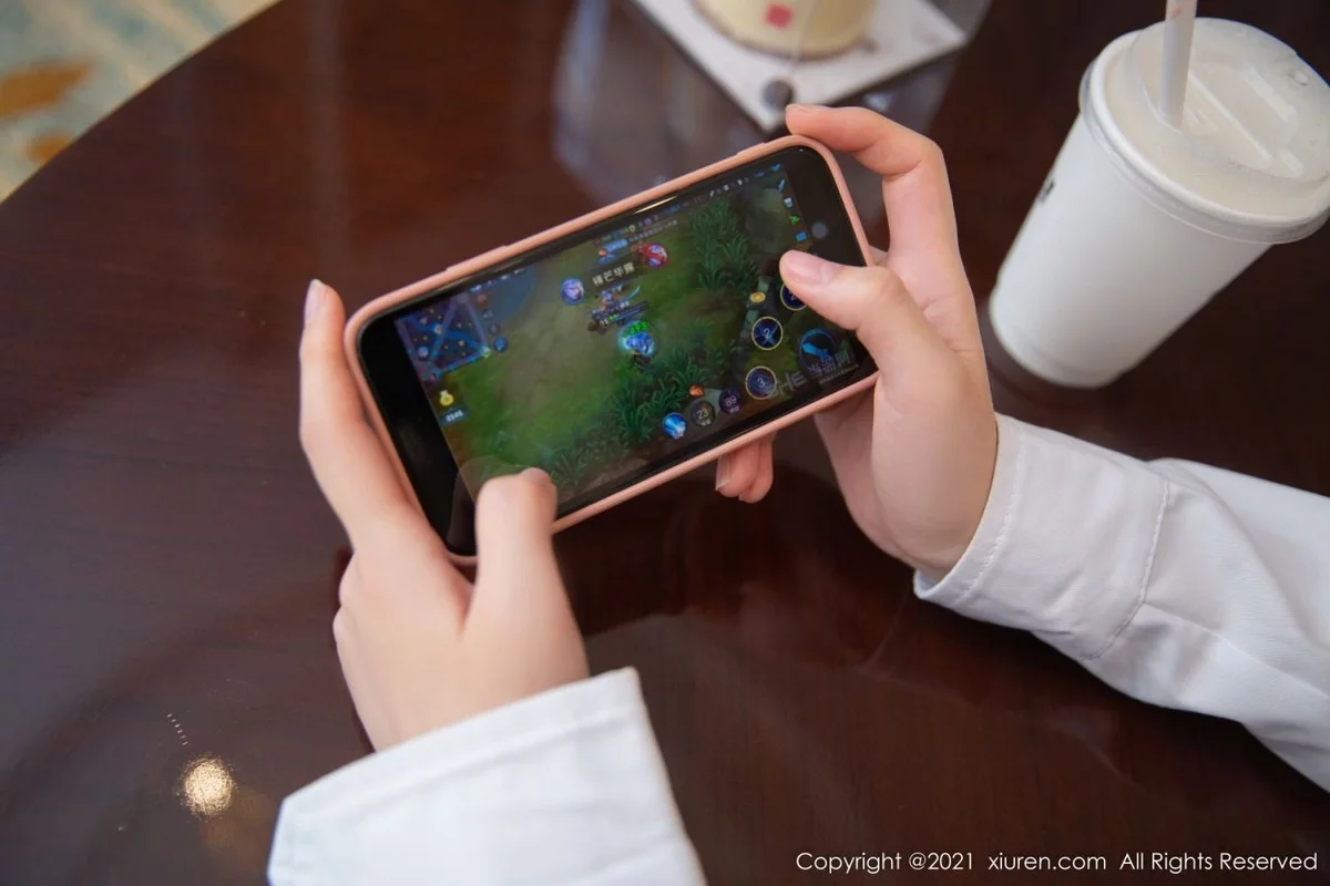 模特一颗甜蛋黄a私房脱白衬衣黑短裙露蕾丝吊袜撩人诱惑写真78P-第1章-图片3