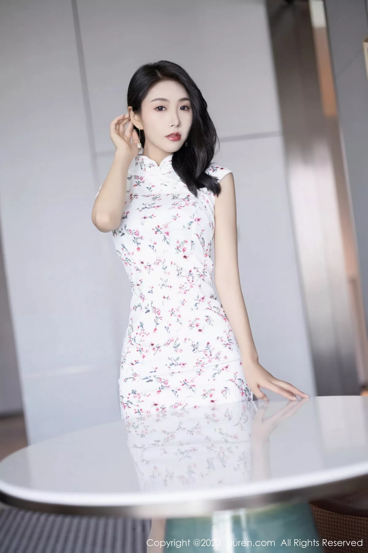 模特苏苏阿白色旗袍露咖啡色内衣配原色丝袜秀柔美身姿诱惑写真87P-第1章-图片1