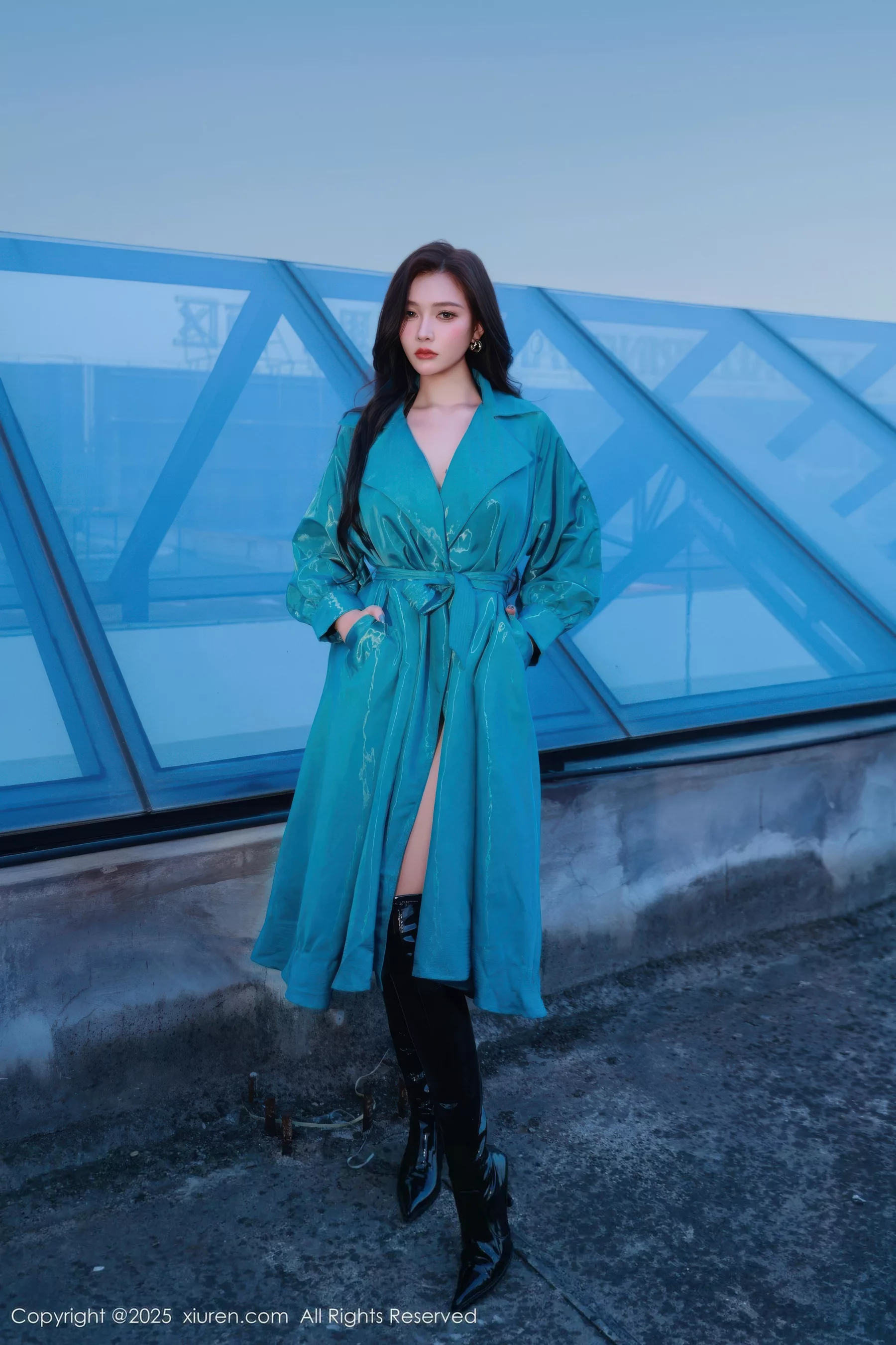 模特娜比性感蓝色风衣露黑色蕾丝情趣内衣秀凹凸身材诱惑写真82P-第1章-图片1