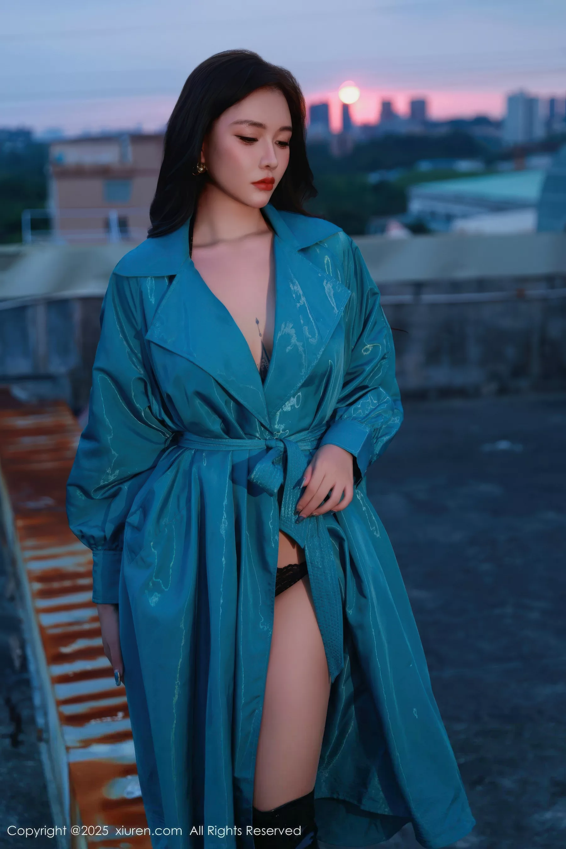 模特娜比性感蓝色风衣露黑色蕾丝情趣内衣秀凹凸身材诱惑写真82P-第1章-图片3