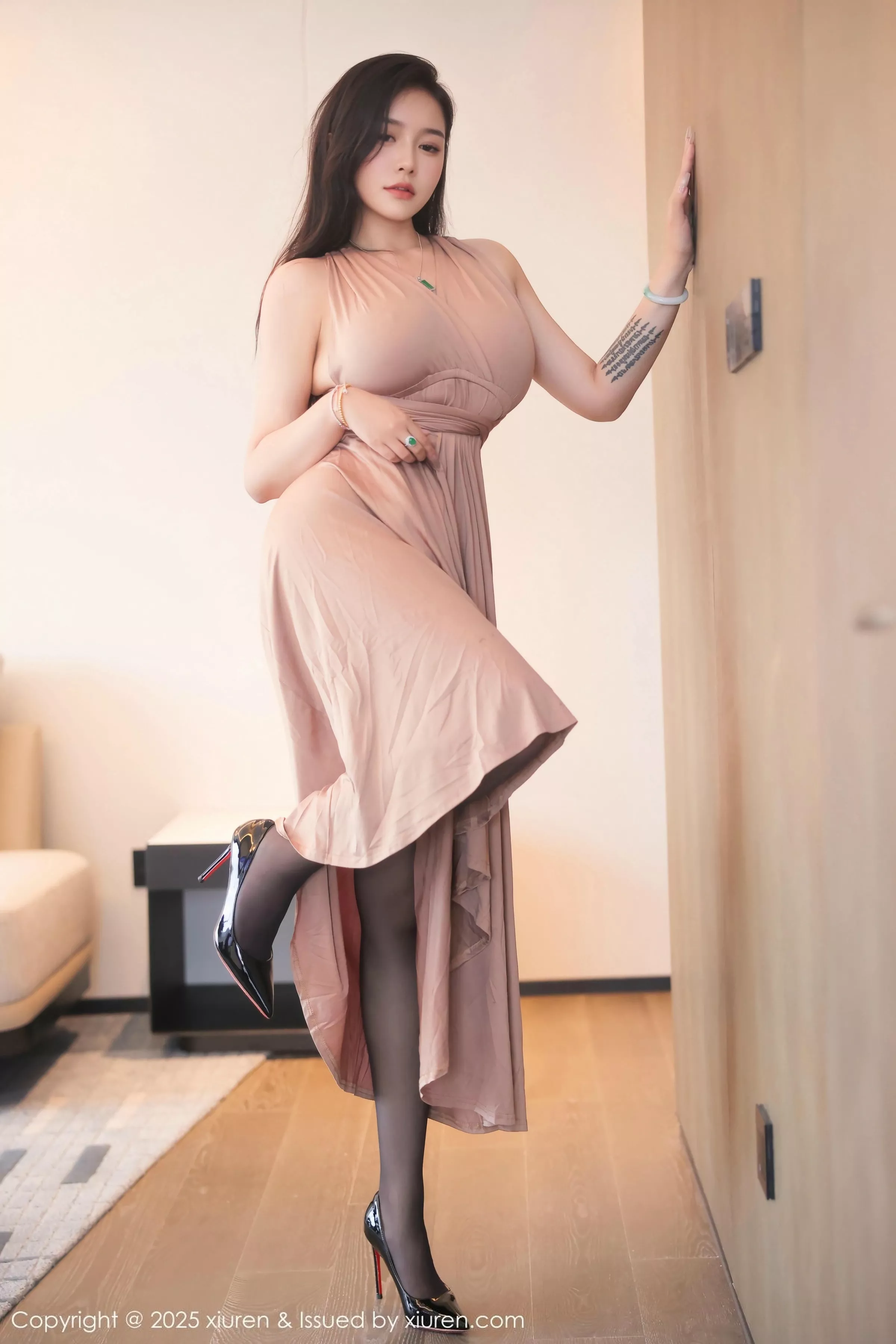 模特娜比性感暖灰色长裙配超薄无内黑丝秀凹凸身材撩人诱惑写真87P-第1章-图片2