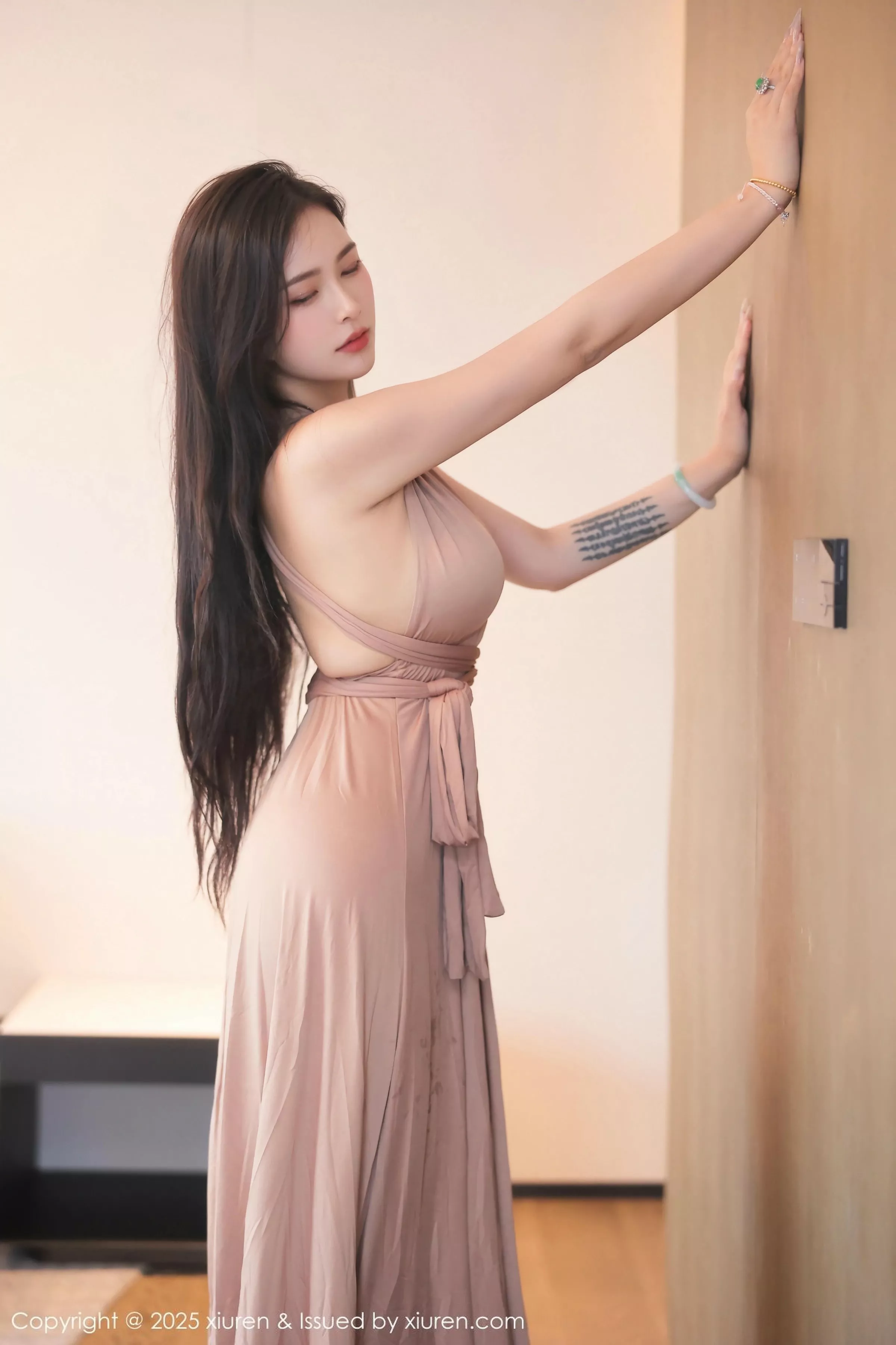 模特娜比性感暖灰色长裙配超薄无内黑丝秀凹凸身材撩人诱惑写真87P-第1章-图片3