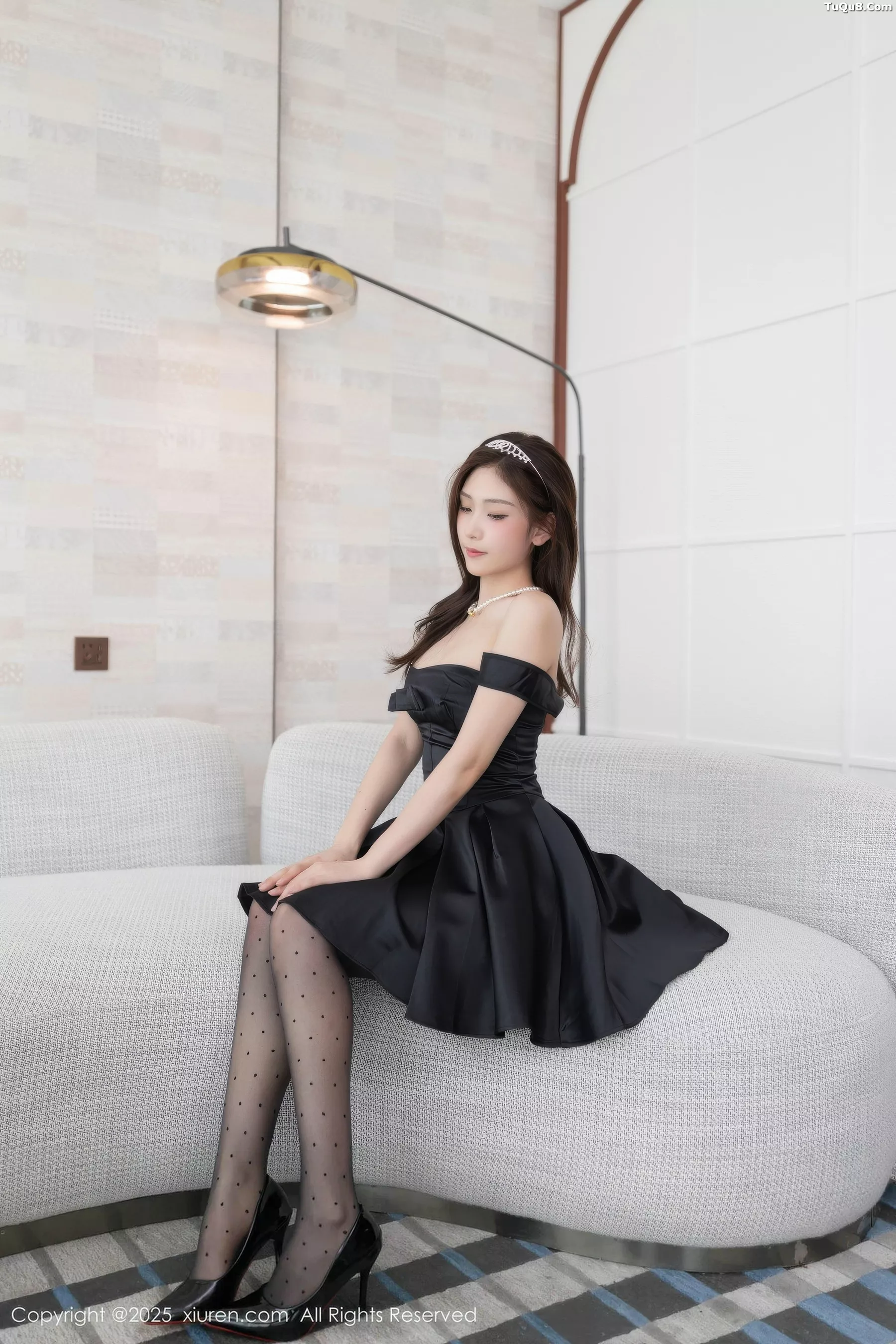 模特刘婷婷性感黑色连衣短裙配黑色圆点丝袜秀曼妙身材诱惑写真71P-第1章-图片1