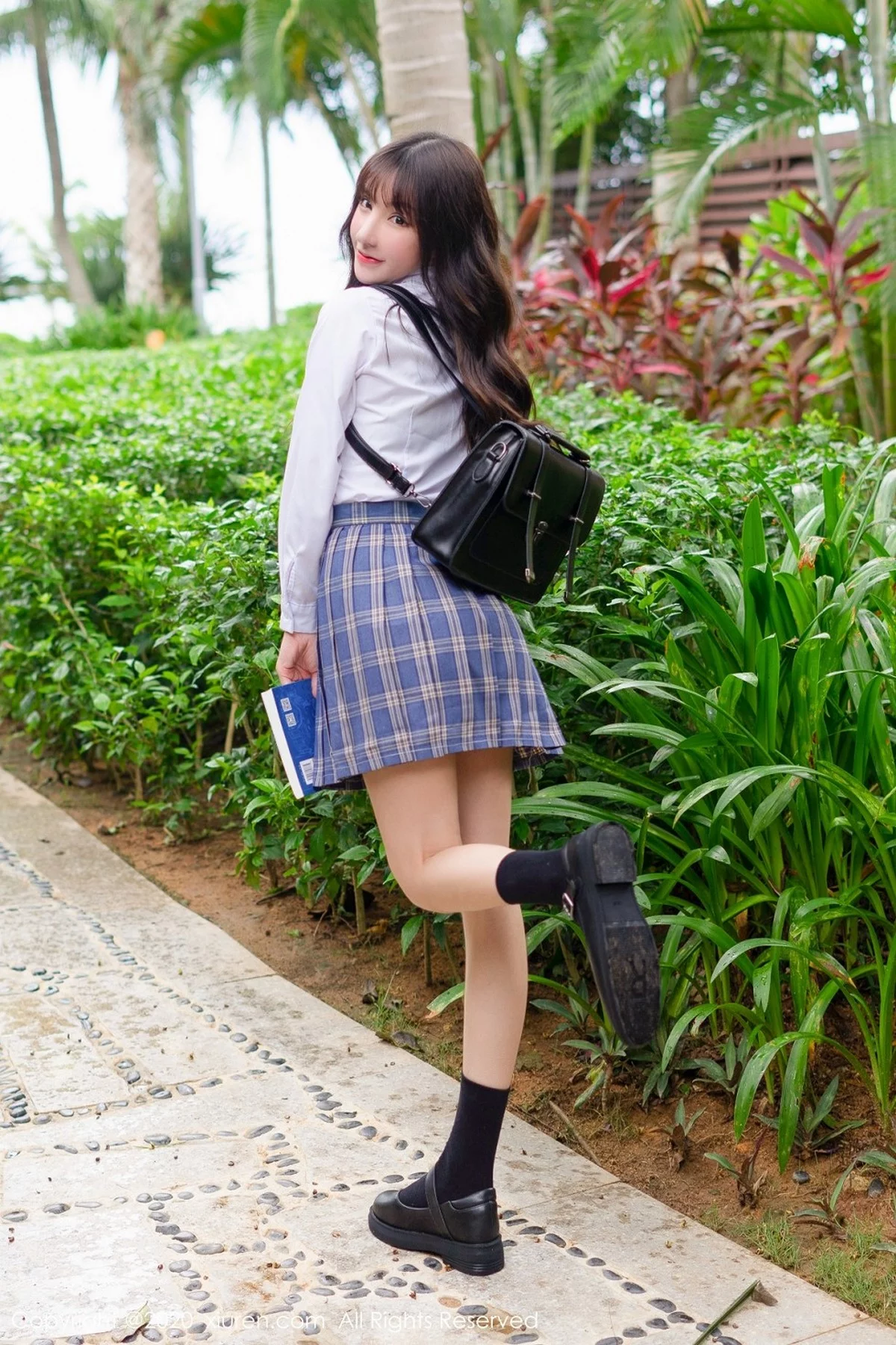 女神周于希Sandy三亚旅拍清纯学生制服半脱露性感内衣诱惑写真68P-第1章-图片3