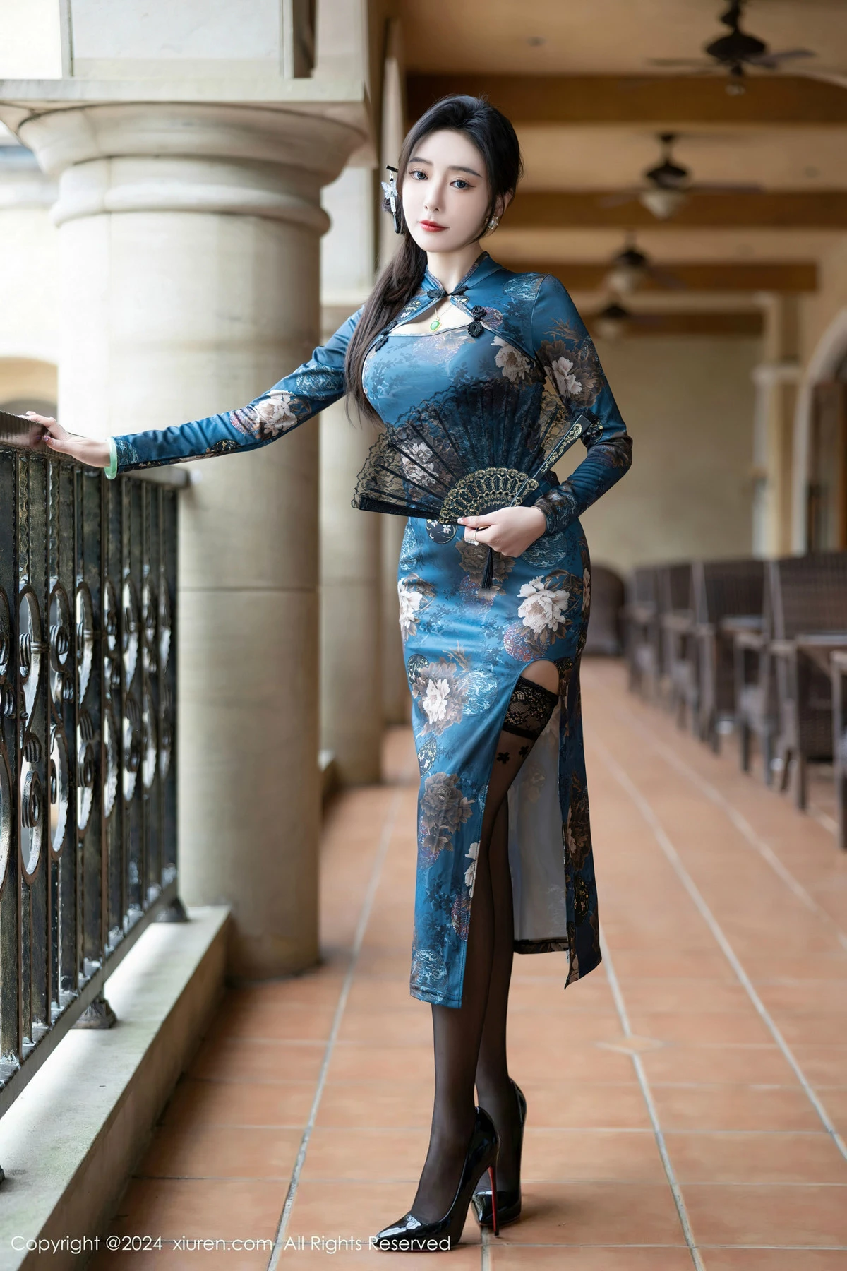 女神王馨瑶yanni性感蓝色图案旗袍配超薄黑丝秀完美身材迷人写真82P-第1章-图片2