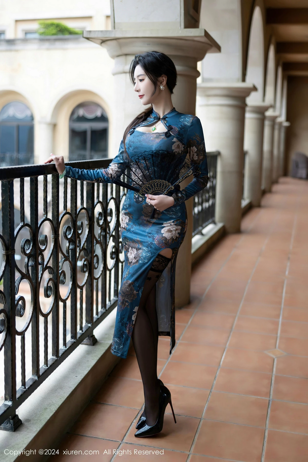 女神王馨瑶yanni性感蓝色图案旗袍配超薄黑丝秀完美身材迷人写真82P-第1章-图片3