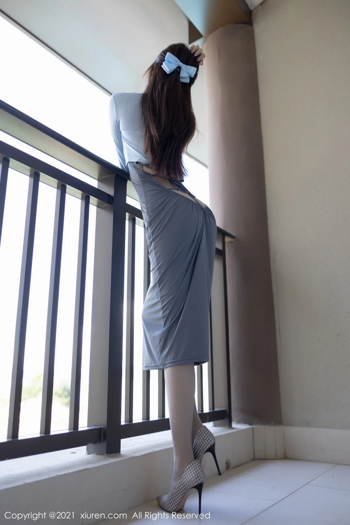 女神芝芝Booty深圳旅拍轻薄典雅连身裙配蕾丝袜湿身诱惑写真80P-第1章-图片2