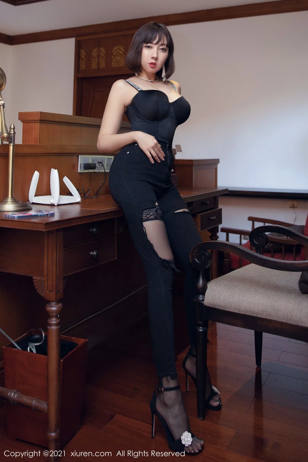 御姐果儿Victoria西双版纳旅拍性感内衣配蕾丝吊袜撩人诱惑写真48P-第1章-图片2