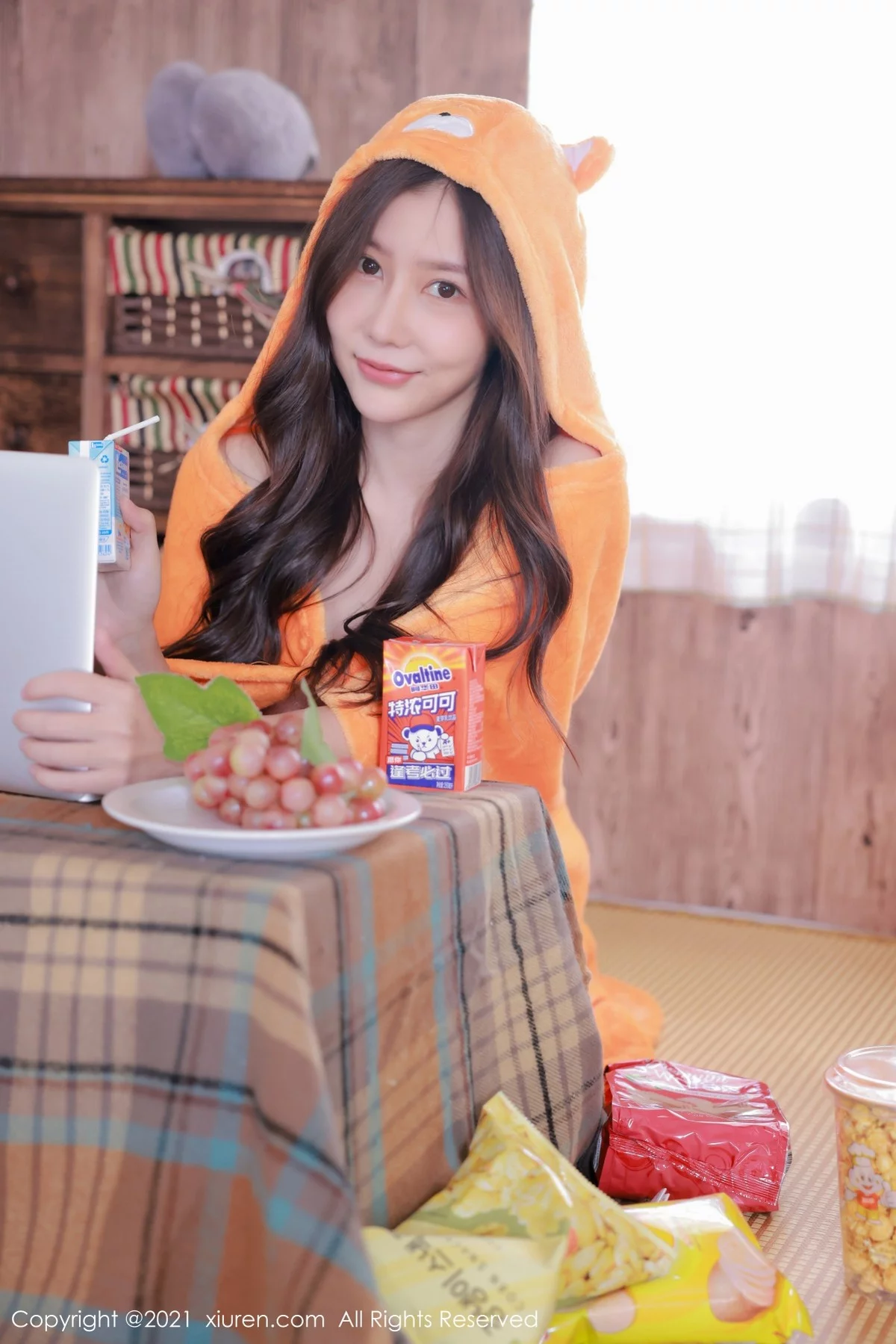 模特尹甜甜私房性感绒毛披风半脱露豪乳薯片遮点撩人诱惑写真49P-第1章-图片3