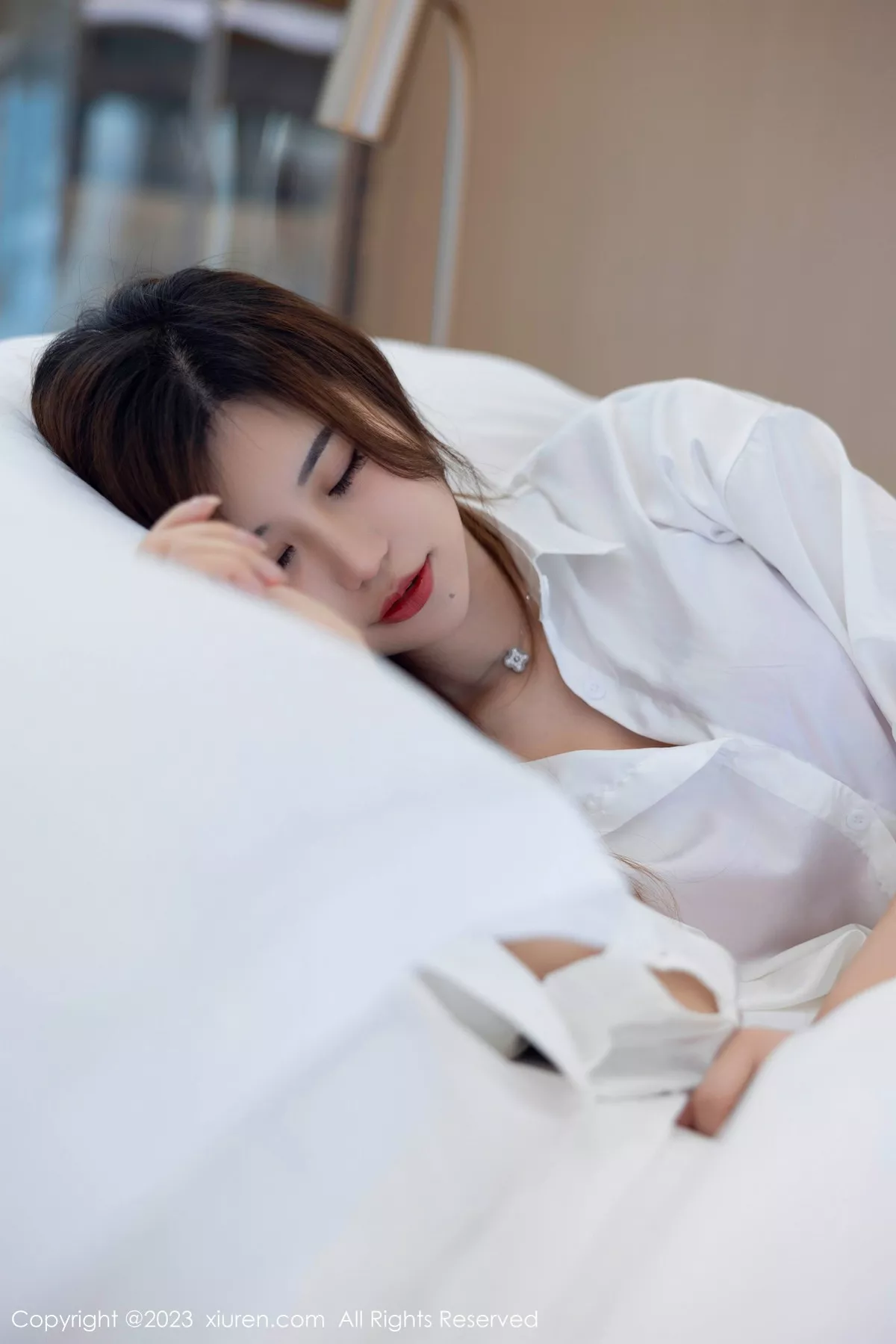 女神绮里嘉性感白T露玫红内衣配超薄肉丝秀曼妙身姿诱惑写真113P-第1章-图片1
