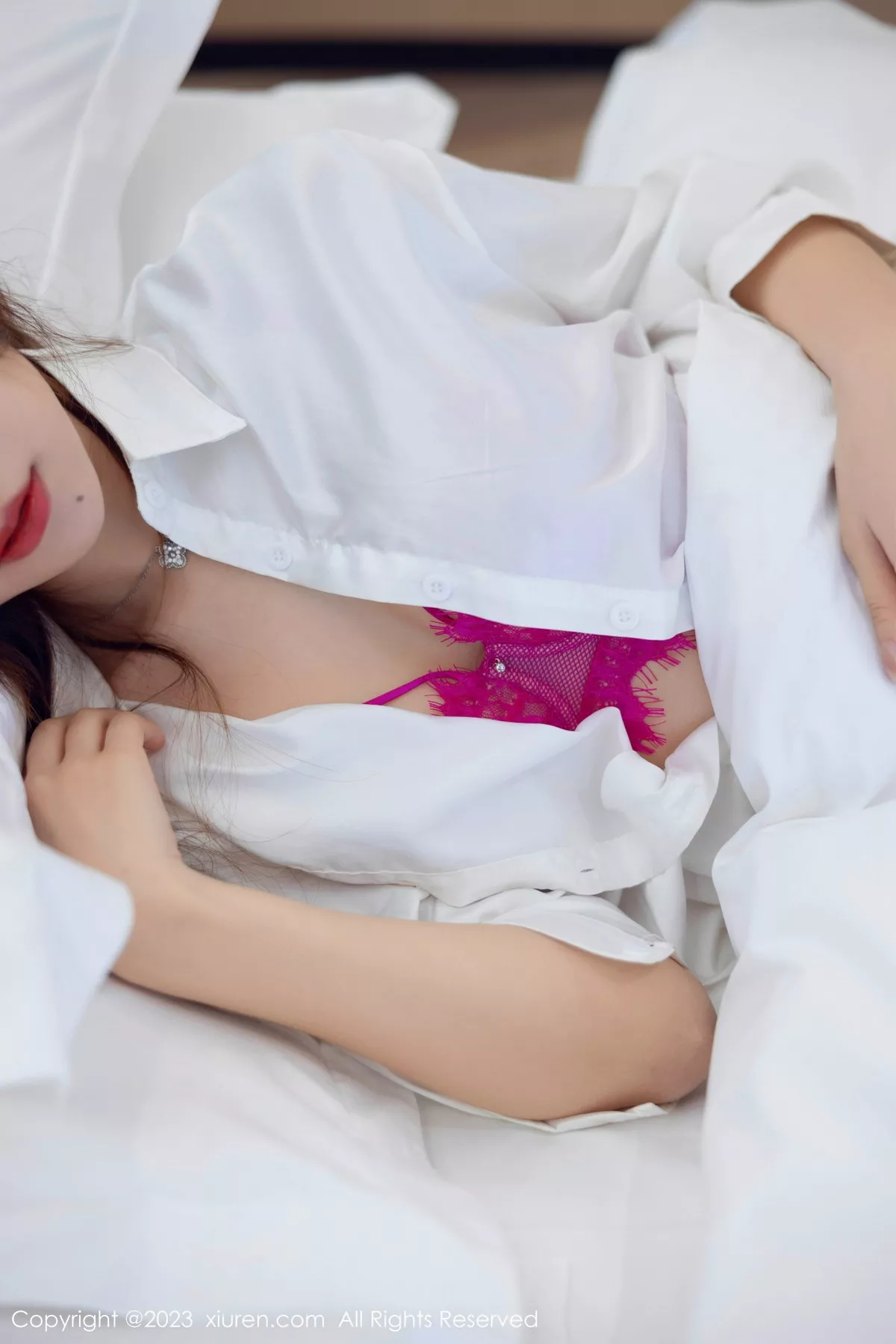 女神绮里嘉性感白T露玫红内衣配超薄肉丝秀曼妙身姿诱惑写真113P-第1章-图片2
