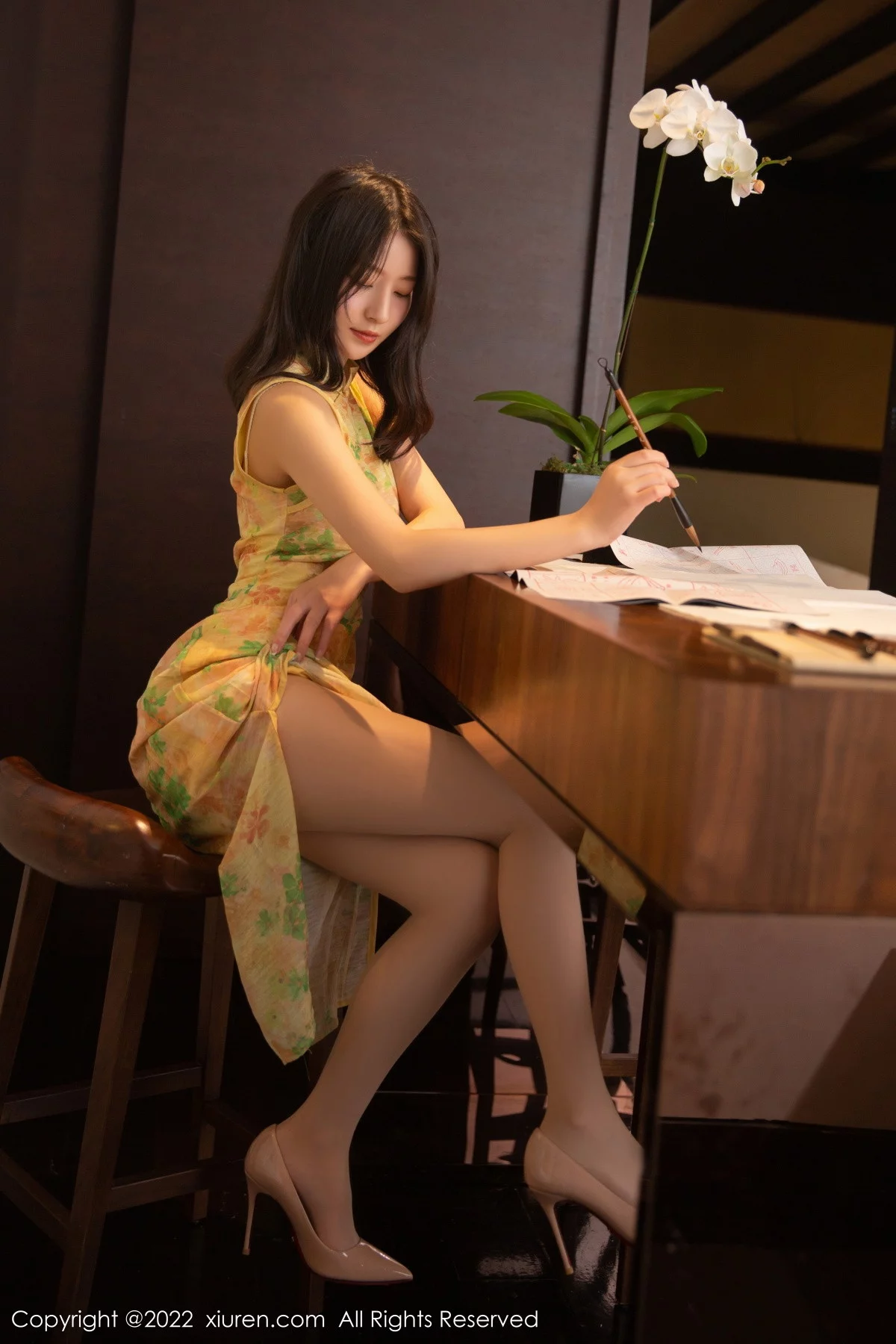 模特熊小诺北京旅拍黄色旗袍半脱露蕾丝内衣超薄肉丝诱惑写真80P-第1章-图片1