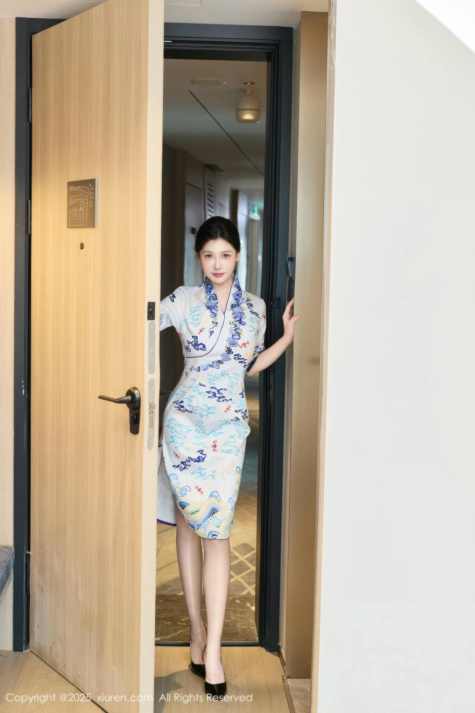 模特尹甜甜性感空姐旗袍制服露白色内衣配灰丝袜秀美腿诱惑写真54P-第1章-图片1