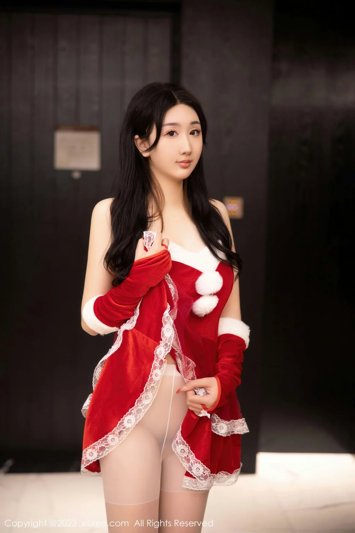 模特江真真性感红色贺新年服配白色蕾丝袜秀白嫩美腿迷人写真87P-第1章-图片2