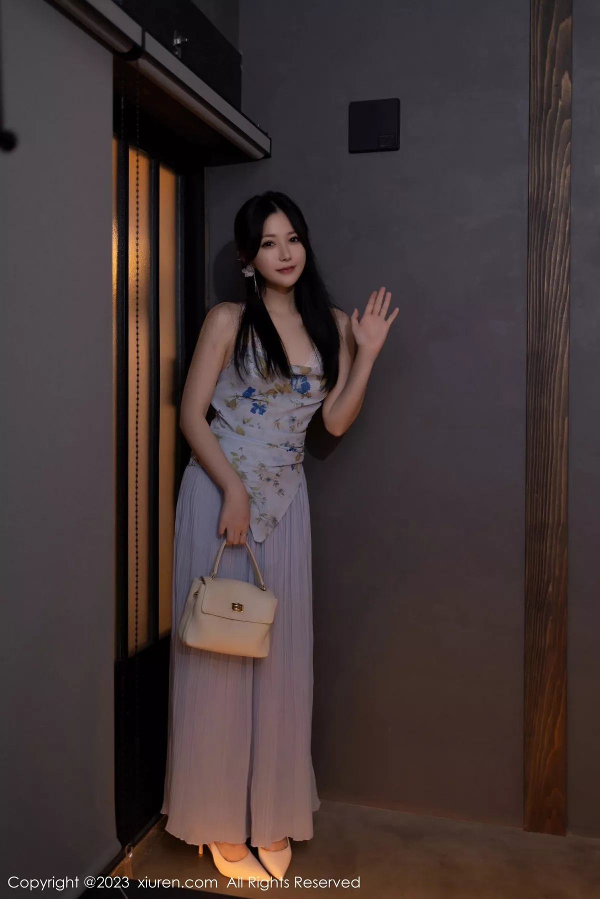 模特鱼子酱Fish情节拍摄性感蓝灰上衣配长裙秀曼妙身姿诱惑写真81P-第1章-图片3