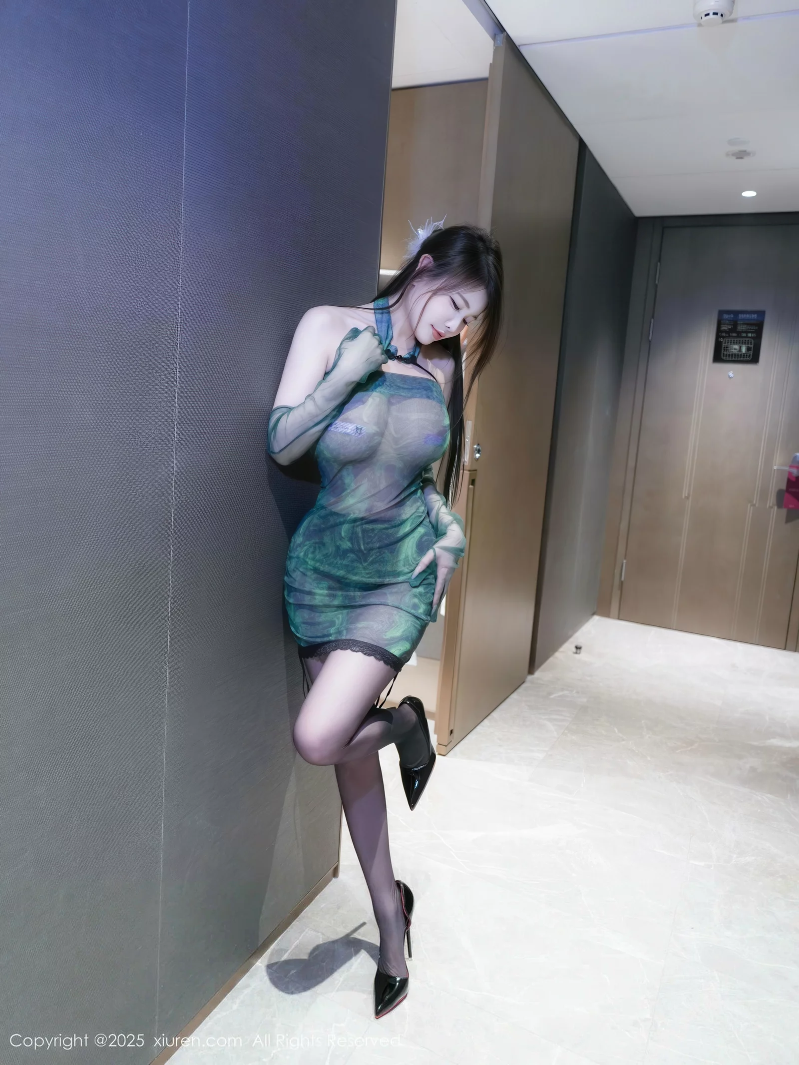 模特甜妮性感绿色薄透连衣短裙配超薄黑丝秀丰腴身姿诱惑写真52P-第1章-图片1