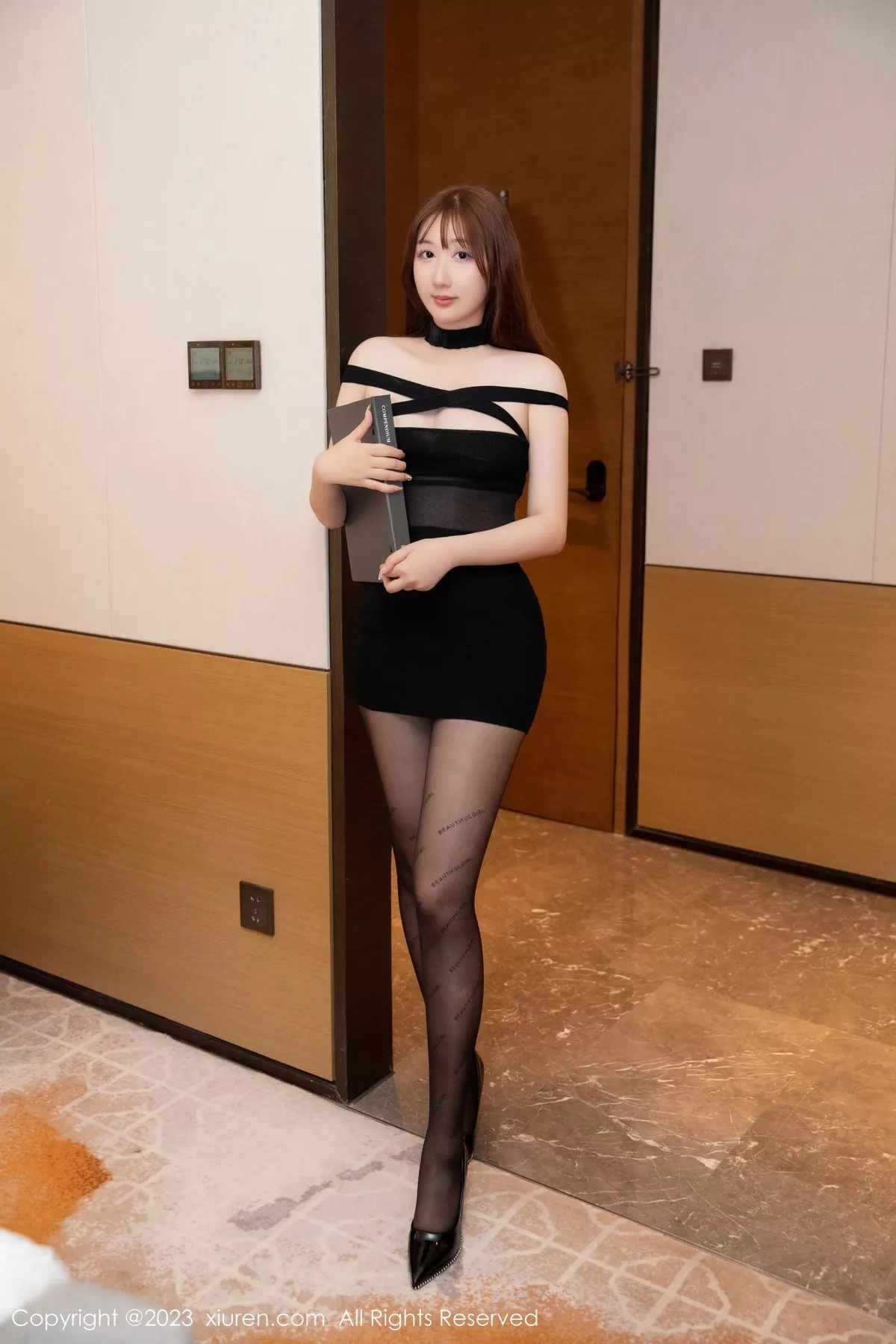 模特江真真黑色露肩连衣短裙配超薄黑丝情趣捆绑撩人诱惑写真98P-第1章-图片3