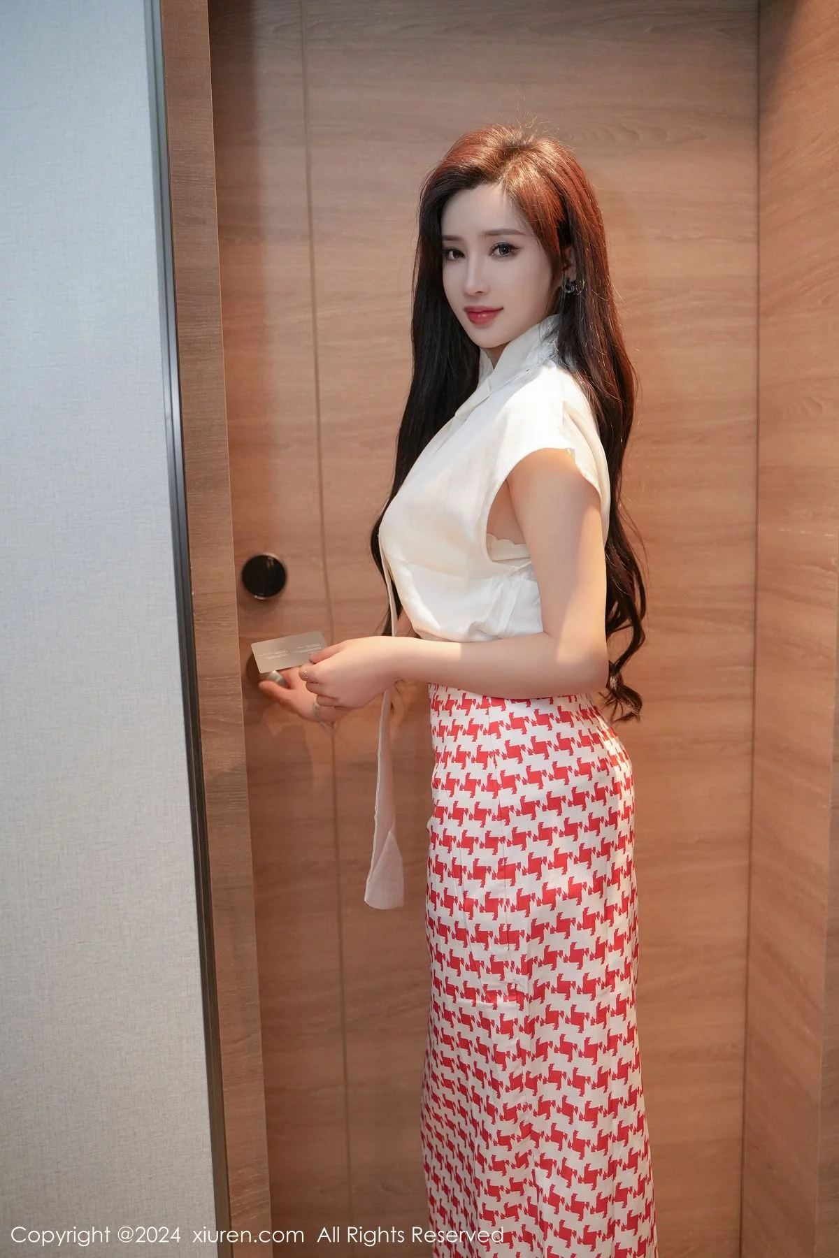 女神Carol周妍希性感长裙露淡黄色蕾丝内衣配开档肉丝诱惑写真66P-第1章-图片2