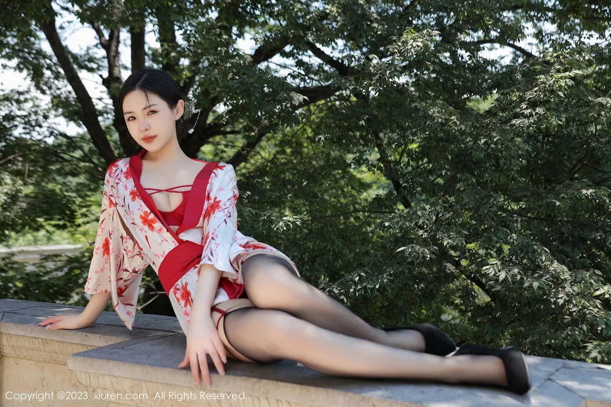 模特米粒子脱性感和服露红色蕾丝内衣配黑丝吊袜迷人诱惑写真50P-第1章-图片2