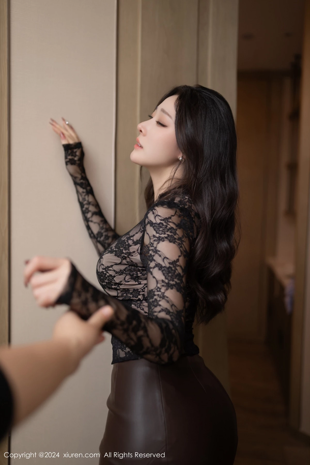 模特小逗逗性感黑色上衣露黑色内衣配超薄黑丝秀美腿诱惑写真80P-第1章-图片1