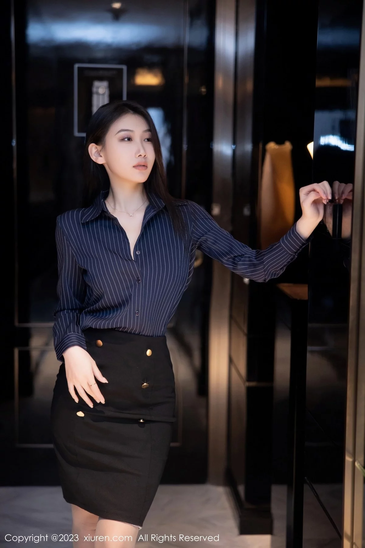 模特李佳芮cherie深色条纹服配短裙露黑色蕾丝情趣内衣诱惑写真75P-第1章-图片1