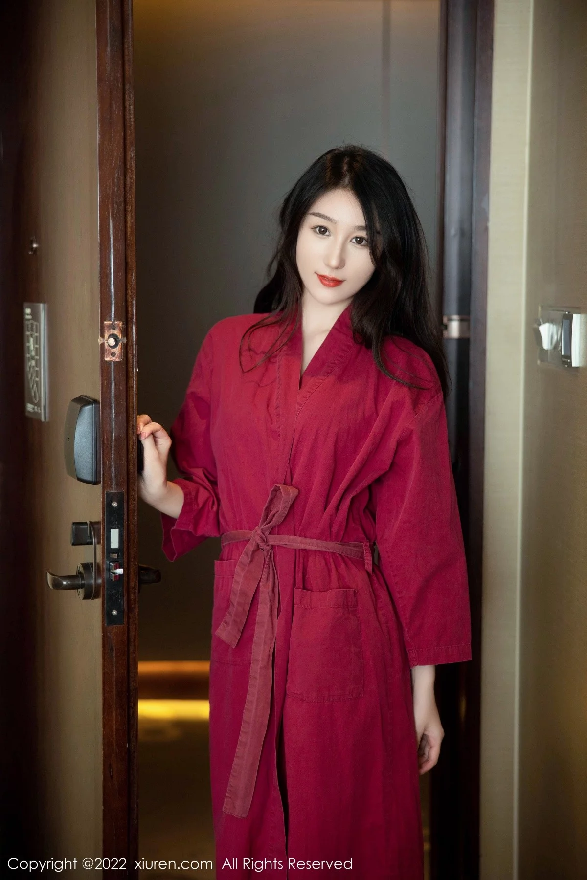 新人模特薇薇酱私房性感红色浴袍露黑色蕾丝内衣完美诱惑写真80P-第1章-图片1