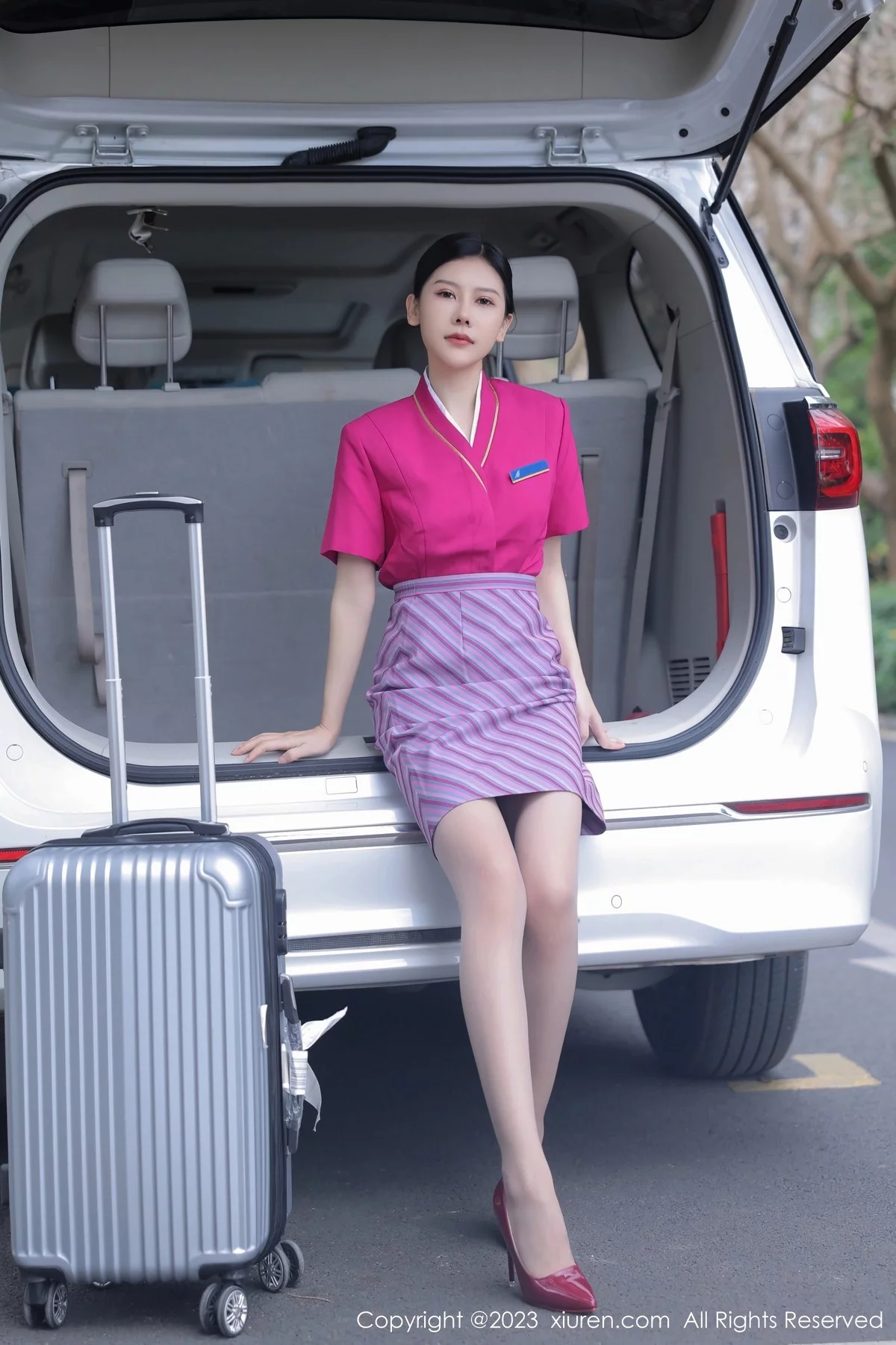 模特尹甜甜脱性感空姐制服露黑色蕾丝内衣配超薄肉丝诱惑写真57P-第1章-图片2