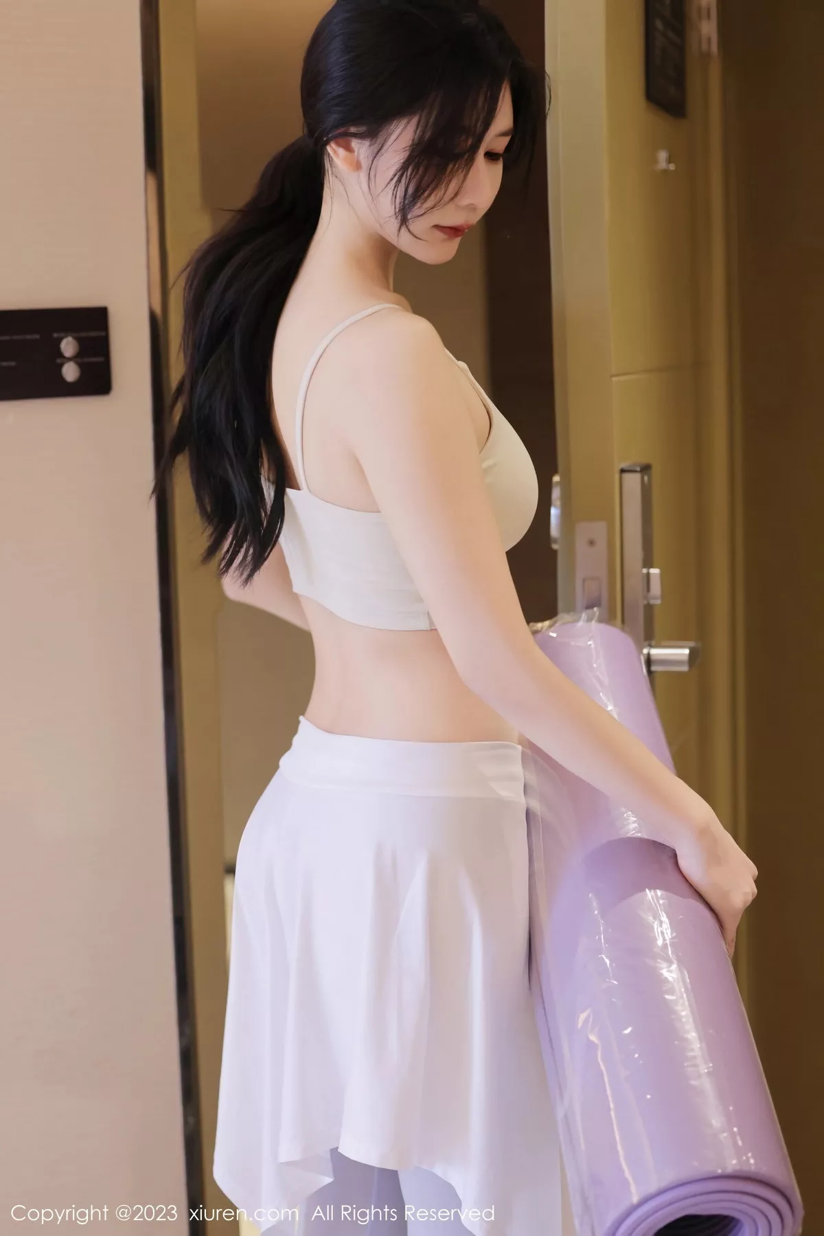 模特尹甜甜健身场所性感浅色瑜伽服饰配开档白丝迷人诱惑写真67P-第1章-图片2