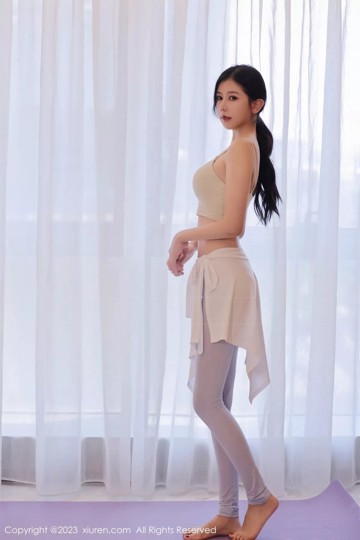 模特尹甜甜健身场所性感浅色瑜伽服饰配开档白丝迷人诱惑写真67P-第1章-图片3