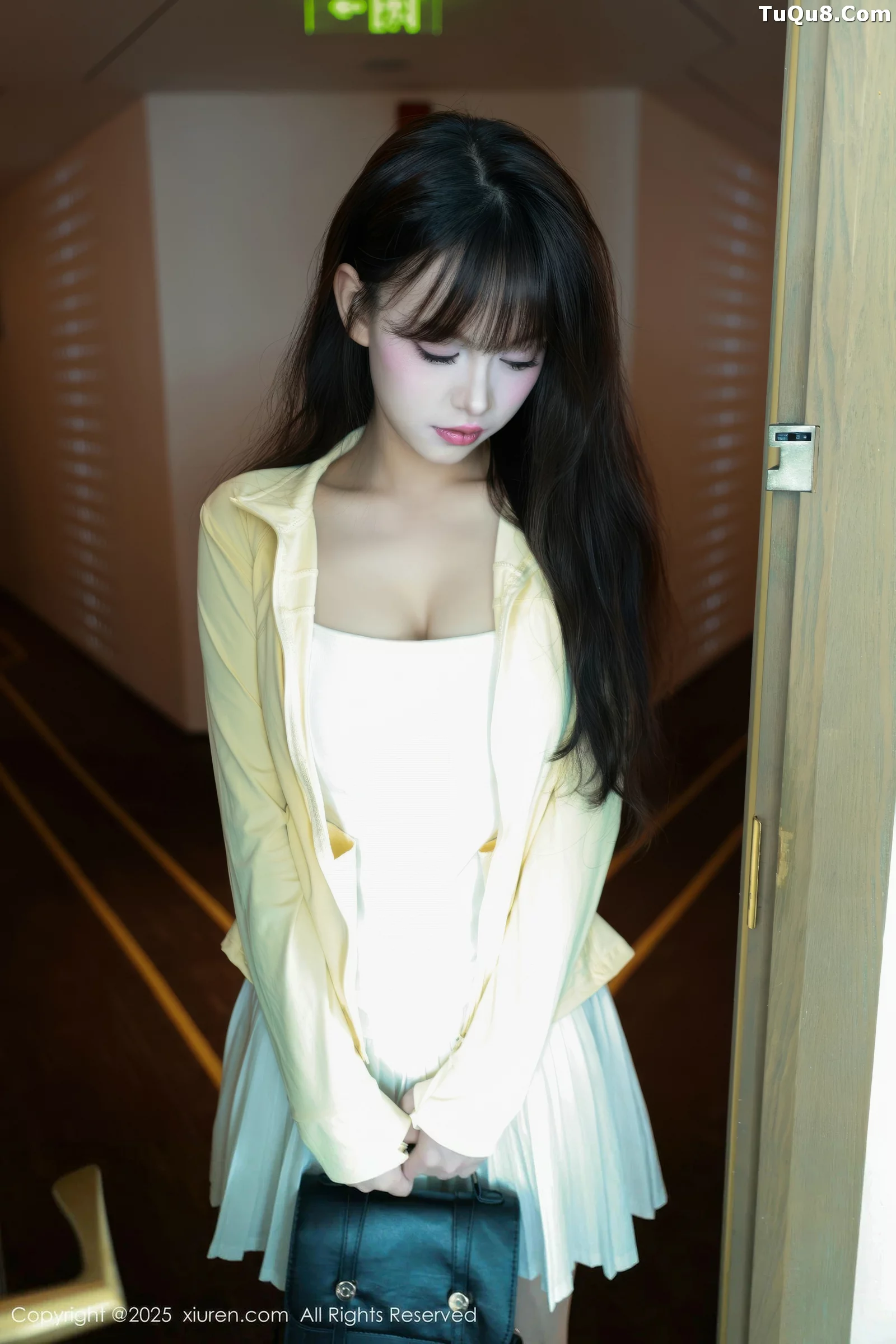 模特糯咪性感白色低胸连衣短裙配白色丝袜秀完美身材诱惑写真82P-第1章-图片4