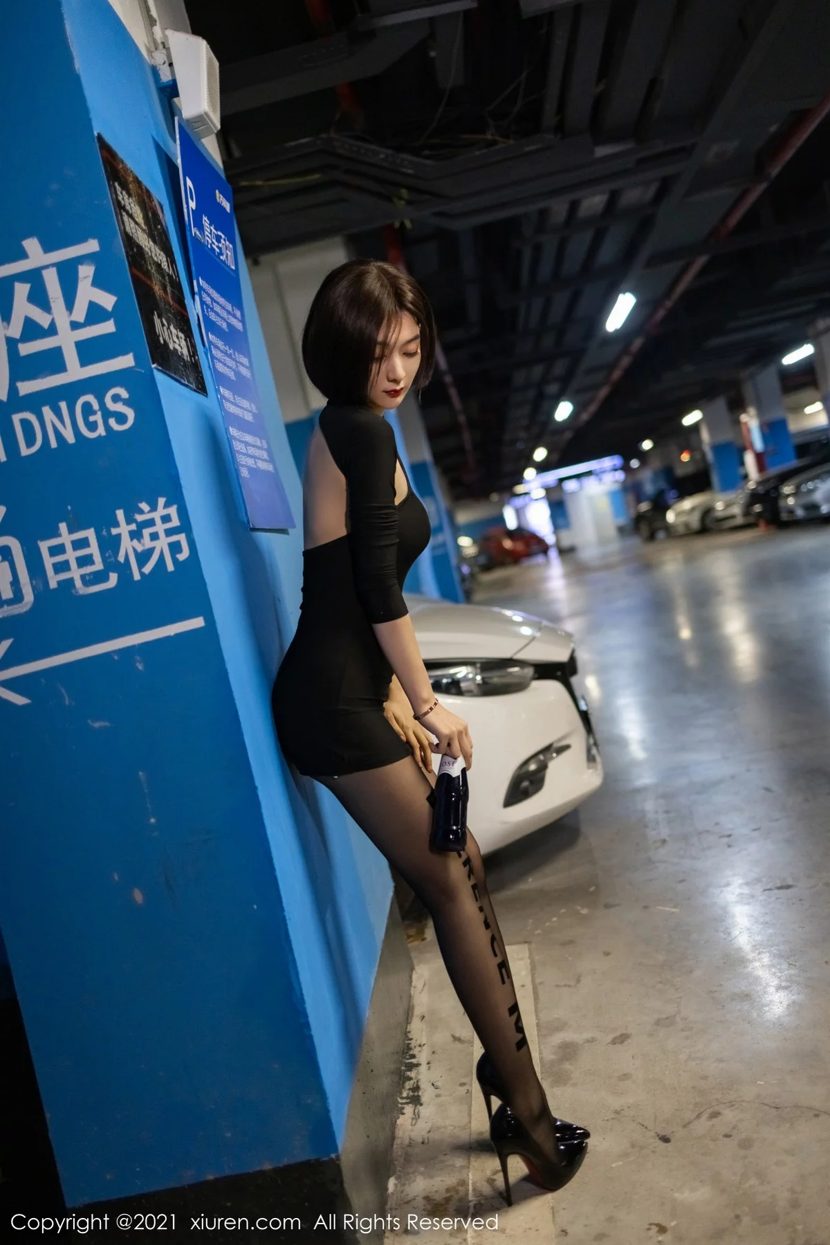 女神Angela00户外剧情主题拍摄低胸礼裙配黑丝裤袜极致魅惑写真48P-第1章-图片1
